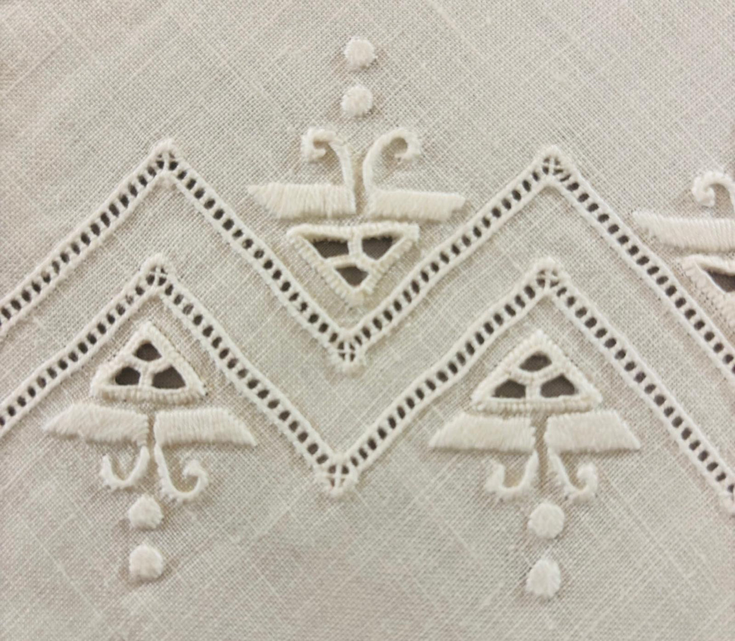 TOVAGLIA RETTANGOLARE PURO LINO BIANCO RICAMO A MANO PUNTO PIENO E INTAGLIO CM 165x257
( BR)