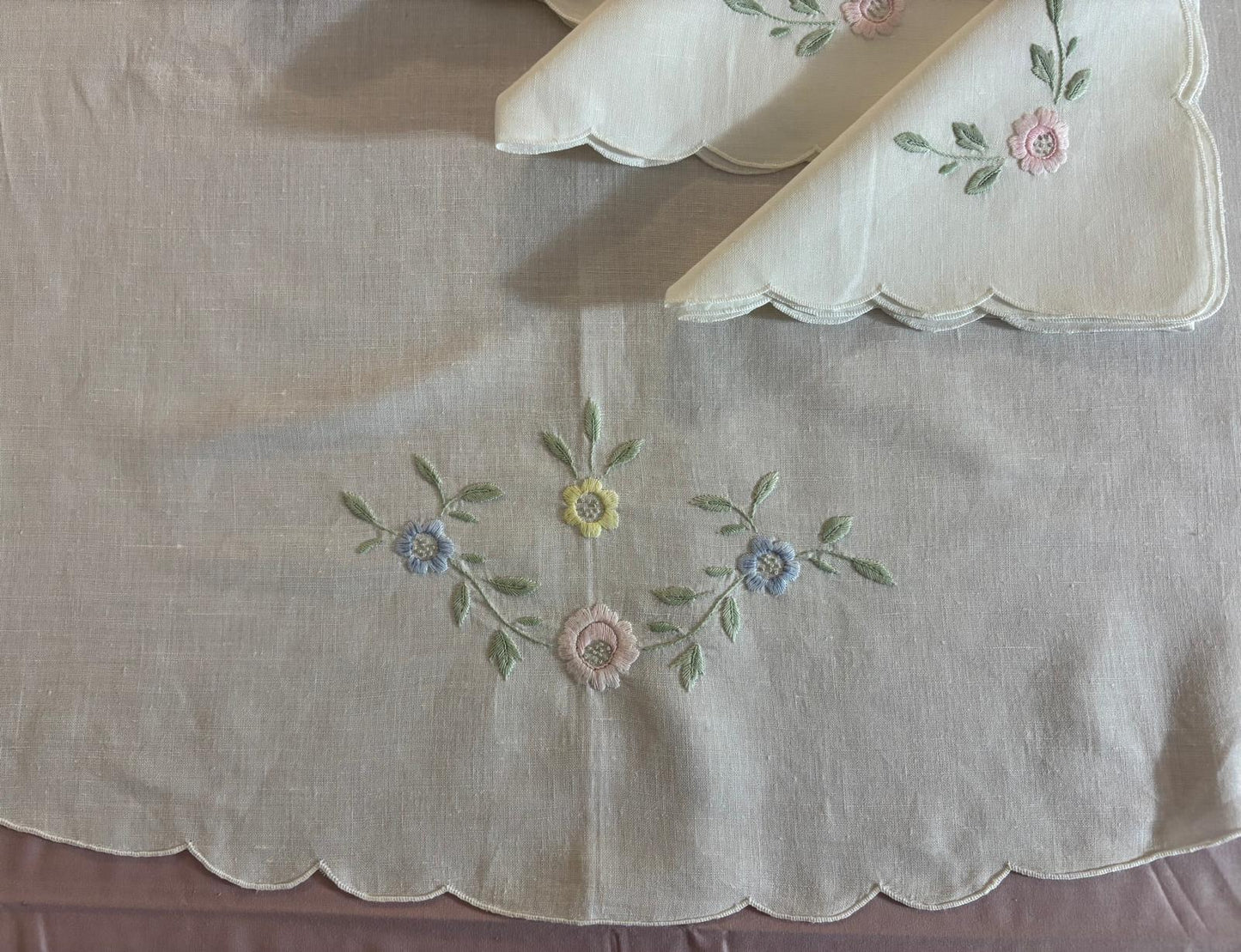 TOVAGLIA ROTONDA MISTO LINO E COTONE BIANCO RICAMO A MANO PUNTO PIENO DIAMETRO CM 175 (FM)