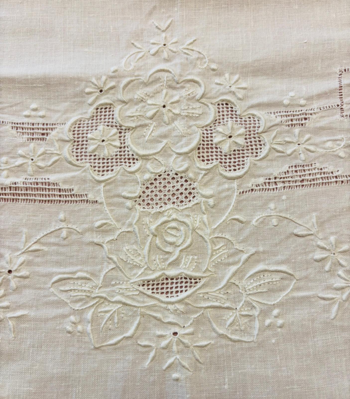 TOVAGLIA RETTANGOLARE PURO LINO BIANCO RICAMO A MANO PUNTO PIENO E SFILATO CM 165x260 (7P)