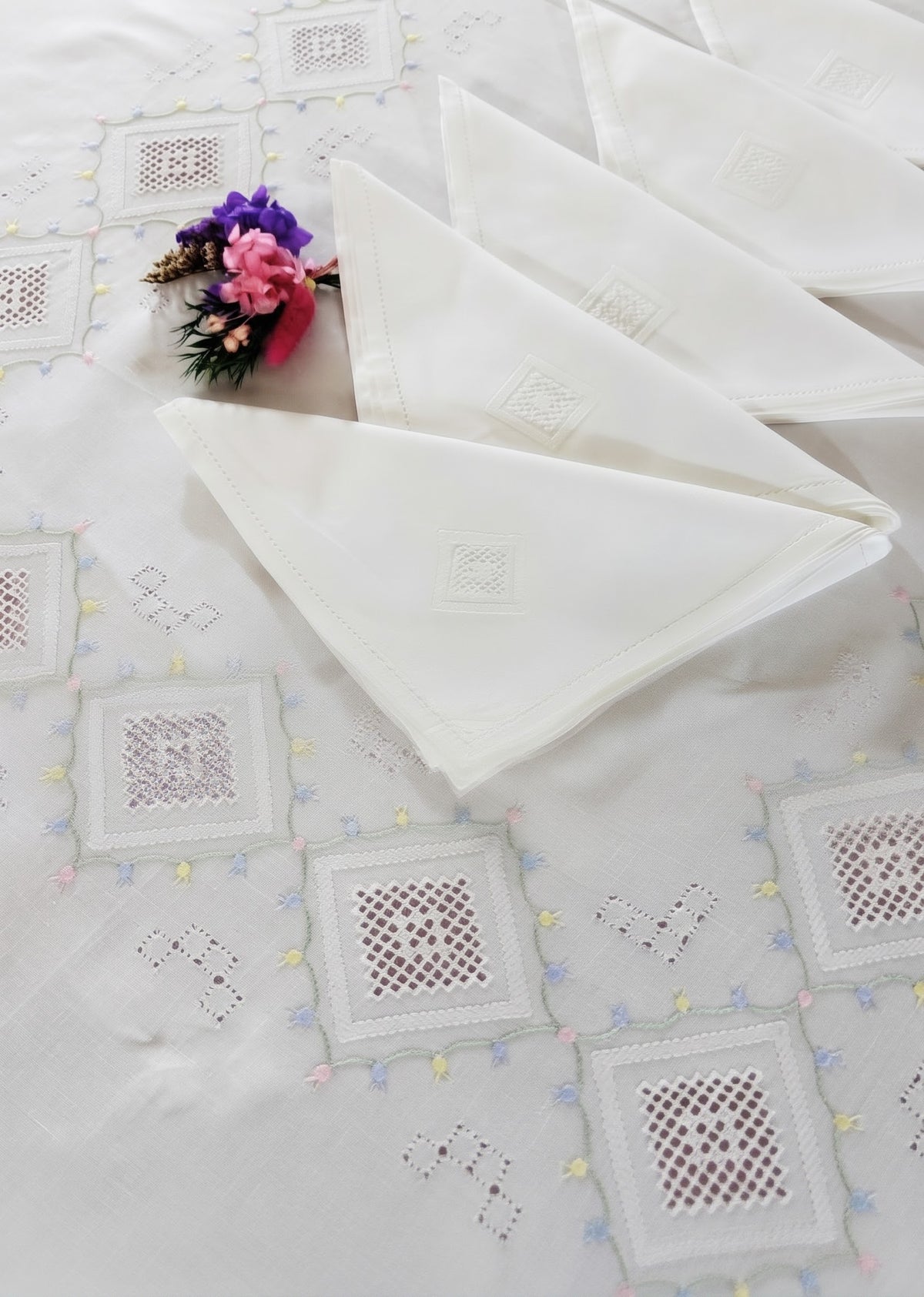 TOVAGLIA RETTANGOLARE MISTO LINO E COTONE BIANCO RICAMO A MANO PUNTO ERBA CM 160x260. (@.VS270)