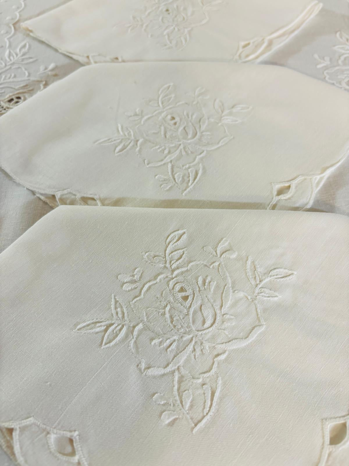 TOVAGLIA RETTANGOLARE PURO LINO BIANCO RICAMO A MANO PUNTO PIENO E INTAGLIO CM 170x265 (RS)