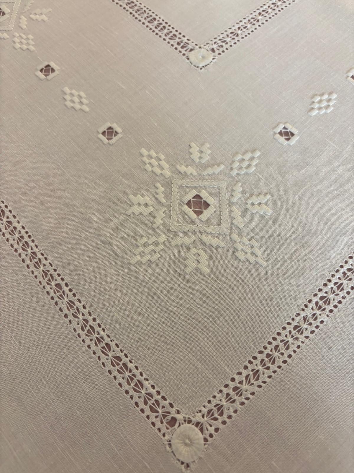 TOVAGLIA ROTONDA MISTO LINO E COTONE BIANCO RICAMO A MANO GEOMETRICO PUNTO PIENO DIAMETRO CM 170