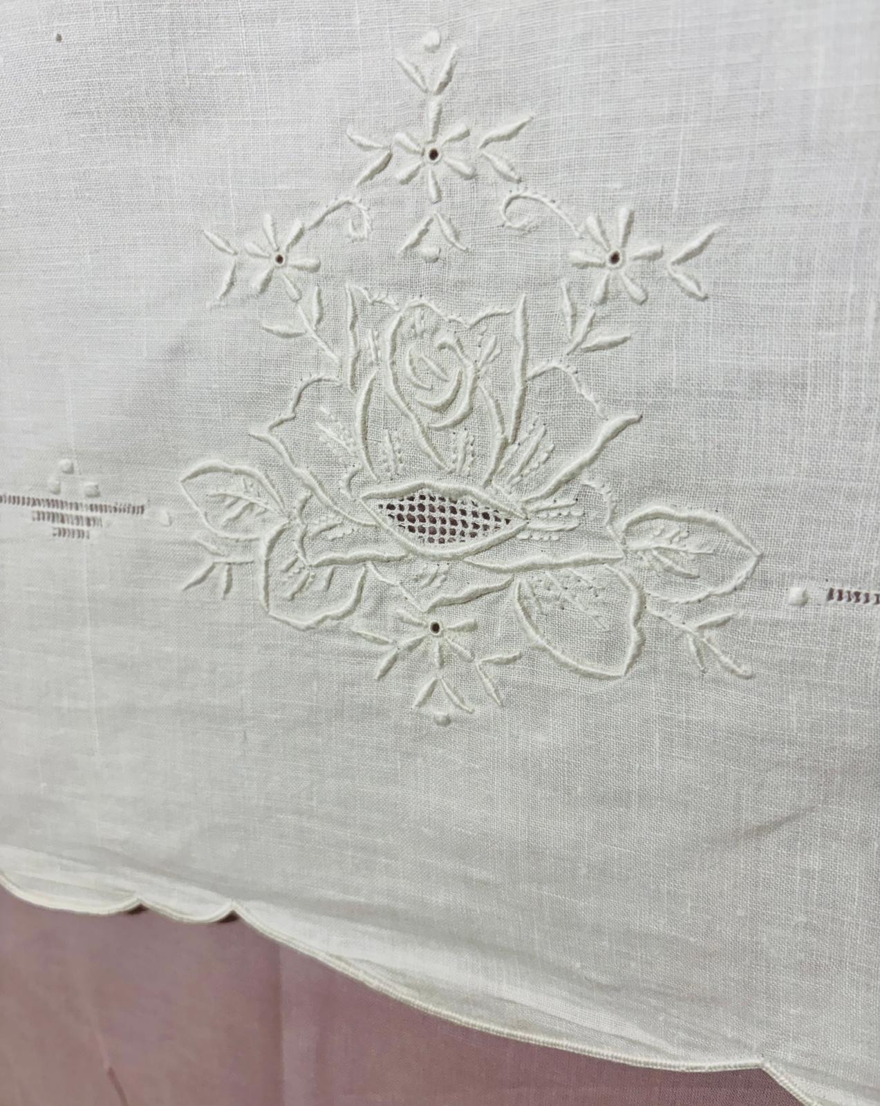 TOVAGLIA RETTANGOLARE PURO LINO BIANCO RICAMO A MANO PUNTO PIENO E SFILATO CM 165x260 (7P)