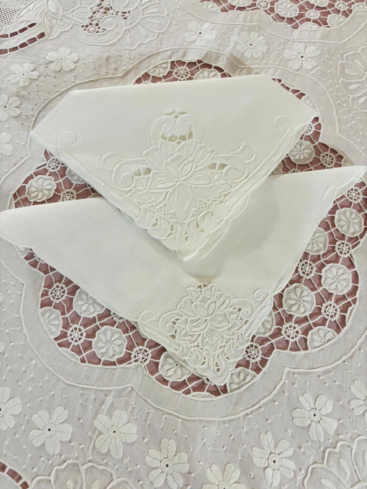 TOVAGLIA RETTANGOLARE PURO LINO BIANCO RICAMO A MANO PUNTO PIENO E INTAGLIO CM 167x265 (G.P)