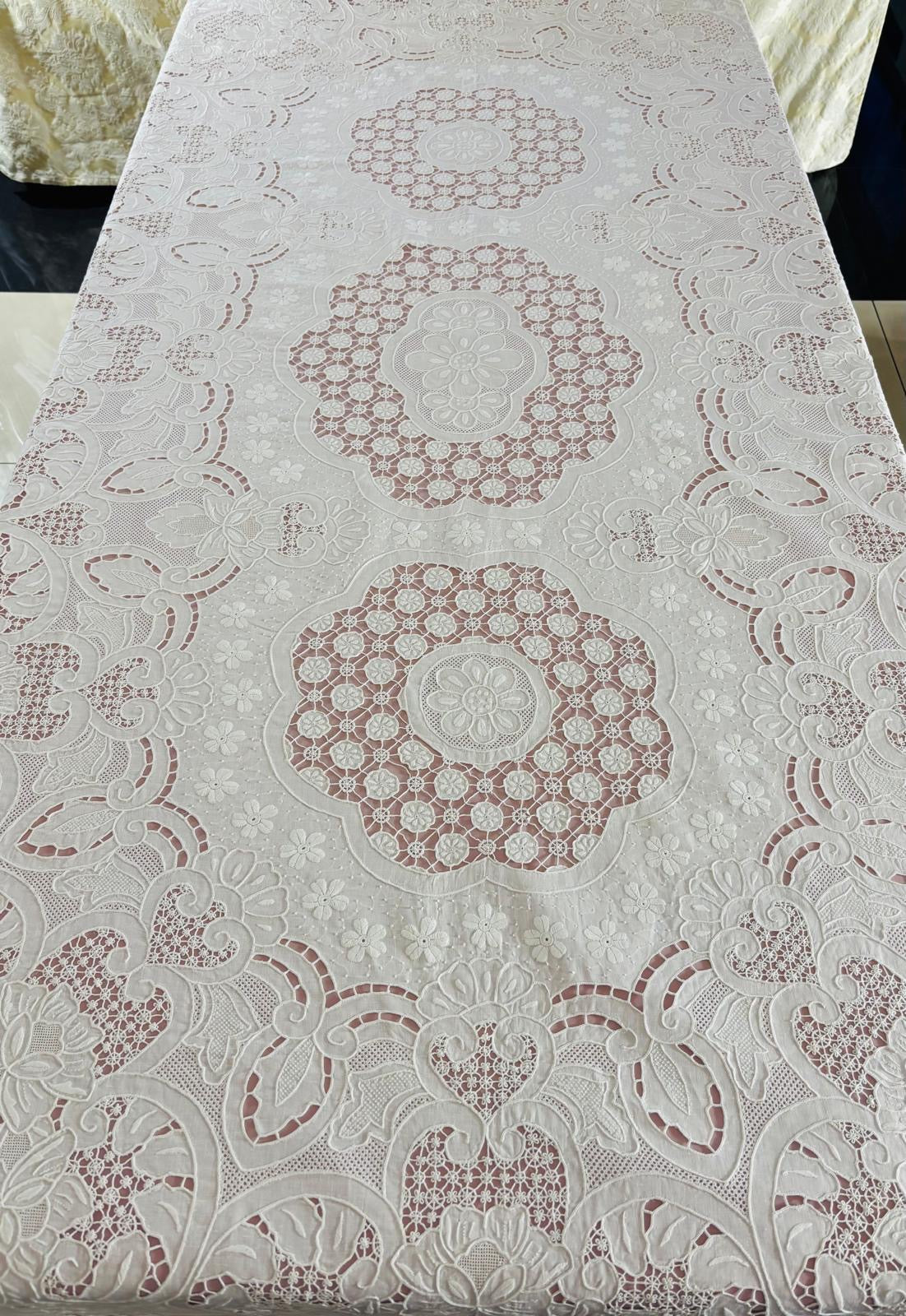 TOVAGLIA RETTANGOLARE PURO LINO BIANCO RICAMO A MANO PUNTO PIENO E INTAGLIO CM 167x265 (G.P)