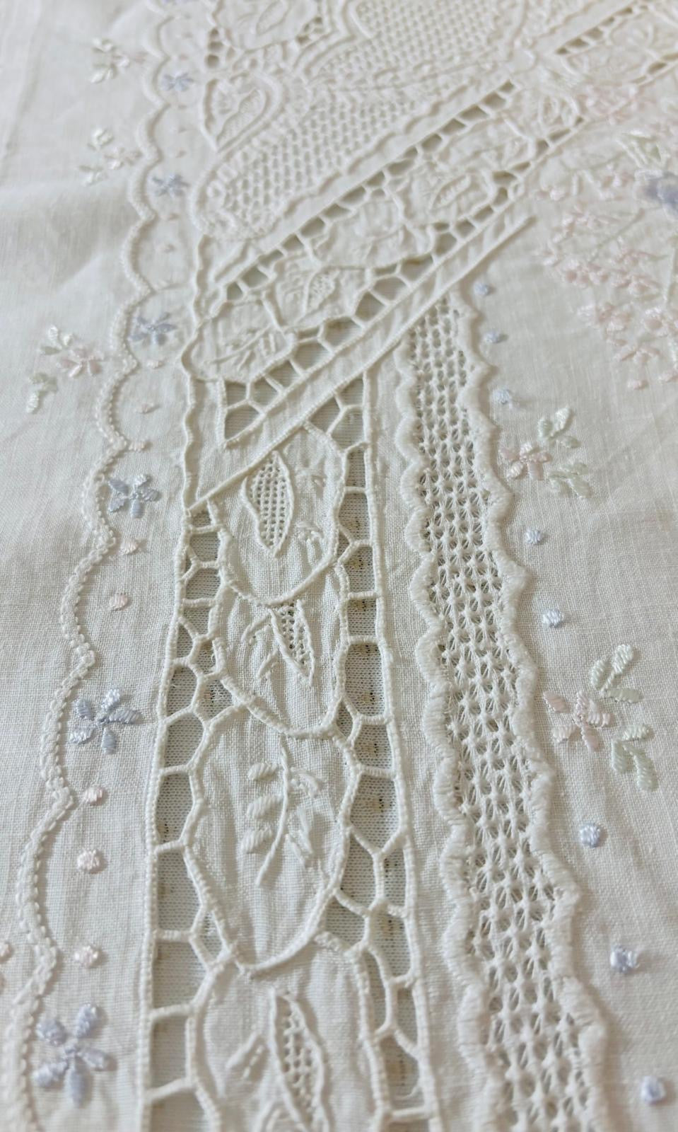 TOVAGLIA RETTANGOLARE PURO LINO BIANCO RICAMO A MANO PUNTO PIENO & INTAGLIO CM 160x260 (INCT)