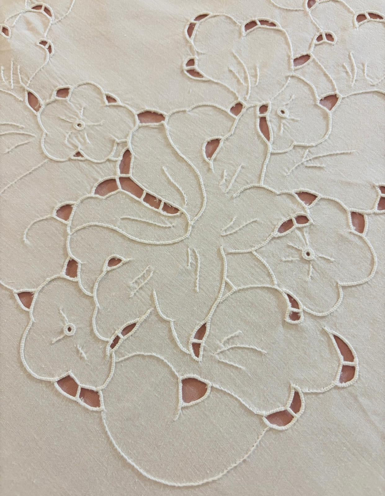 TOVAGLIA ROTONDA PURO COTONE BIANCO RICAMO A MANO INTAGLIO E PUNTO PIENO DIAMETRO CM 170 (F.P)