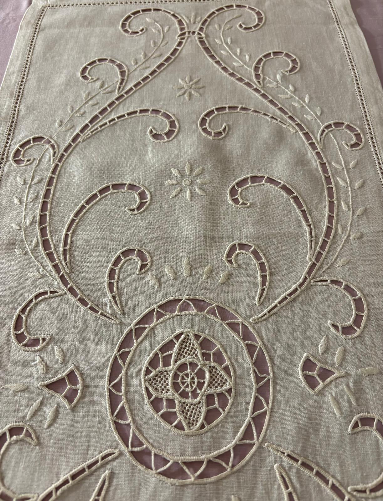 CENTRO TAVOLA PURO LINO ECRU’ RICAMO INTAGLIO CM 40x90 ( a18bisanzio )