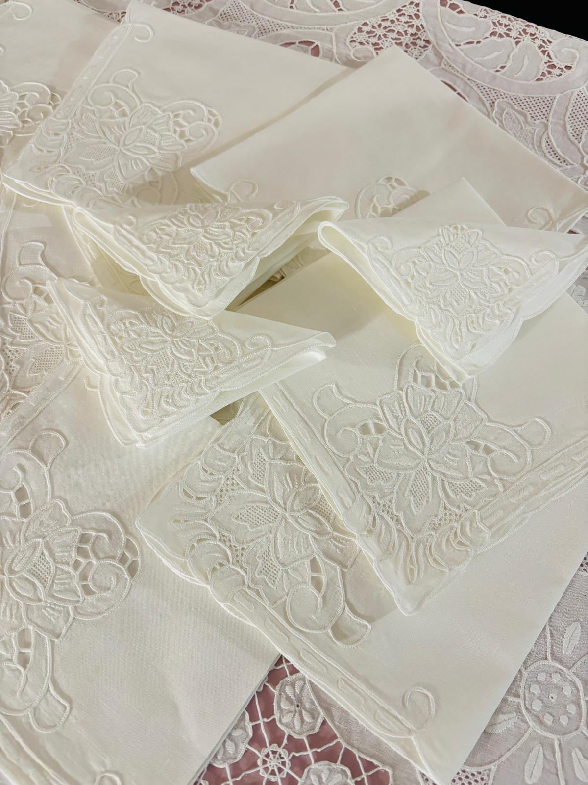 TOVAGLIA RETTANGOLARE PURO LINO BIANCO RICAMO A MANO PUNTO PIENO E INTAGLIO CM 167x265 (G.P)