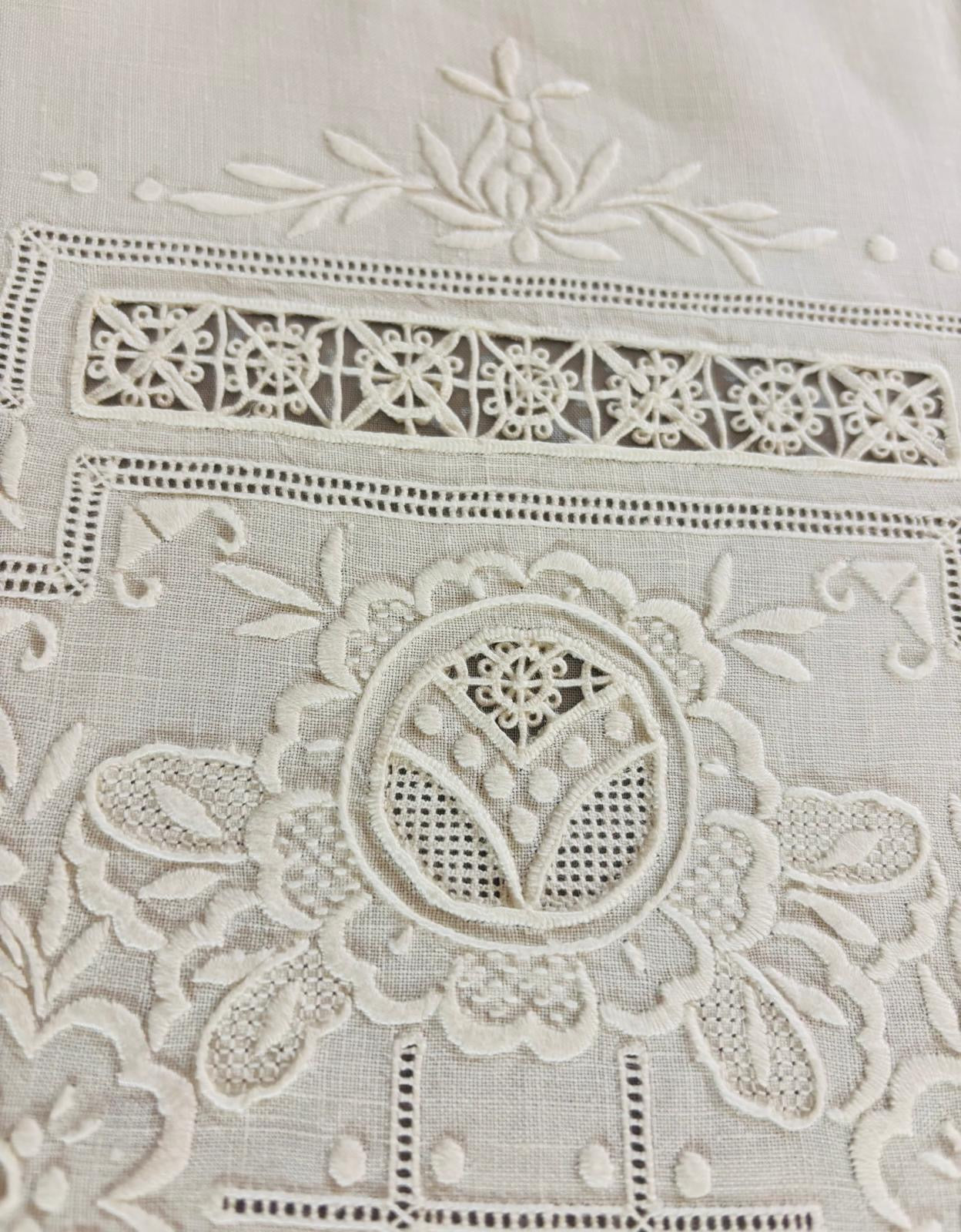 TOVAGLIA RETTANGOLARE PURO LINO BIANCO RICAMO A MANO PUNTO PIENO E INTAGLIO CM 165x257
( BR)