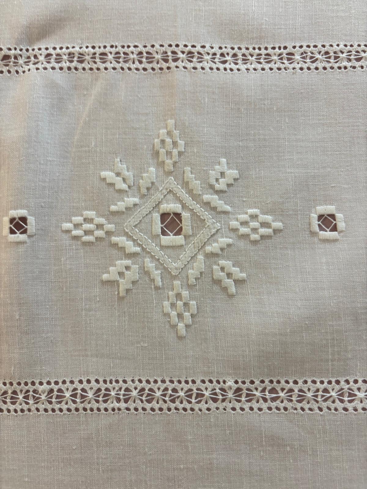 TOVAGLIA ROTONDA MISTO LINO E COTONE BIANCO RICAMO A MANO GEOMETRICO PUNTO PIENO DIAMETRO CM 170