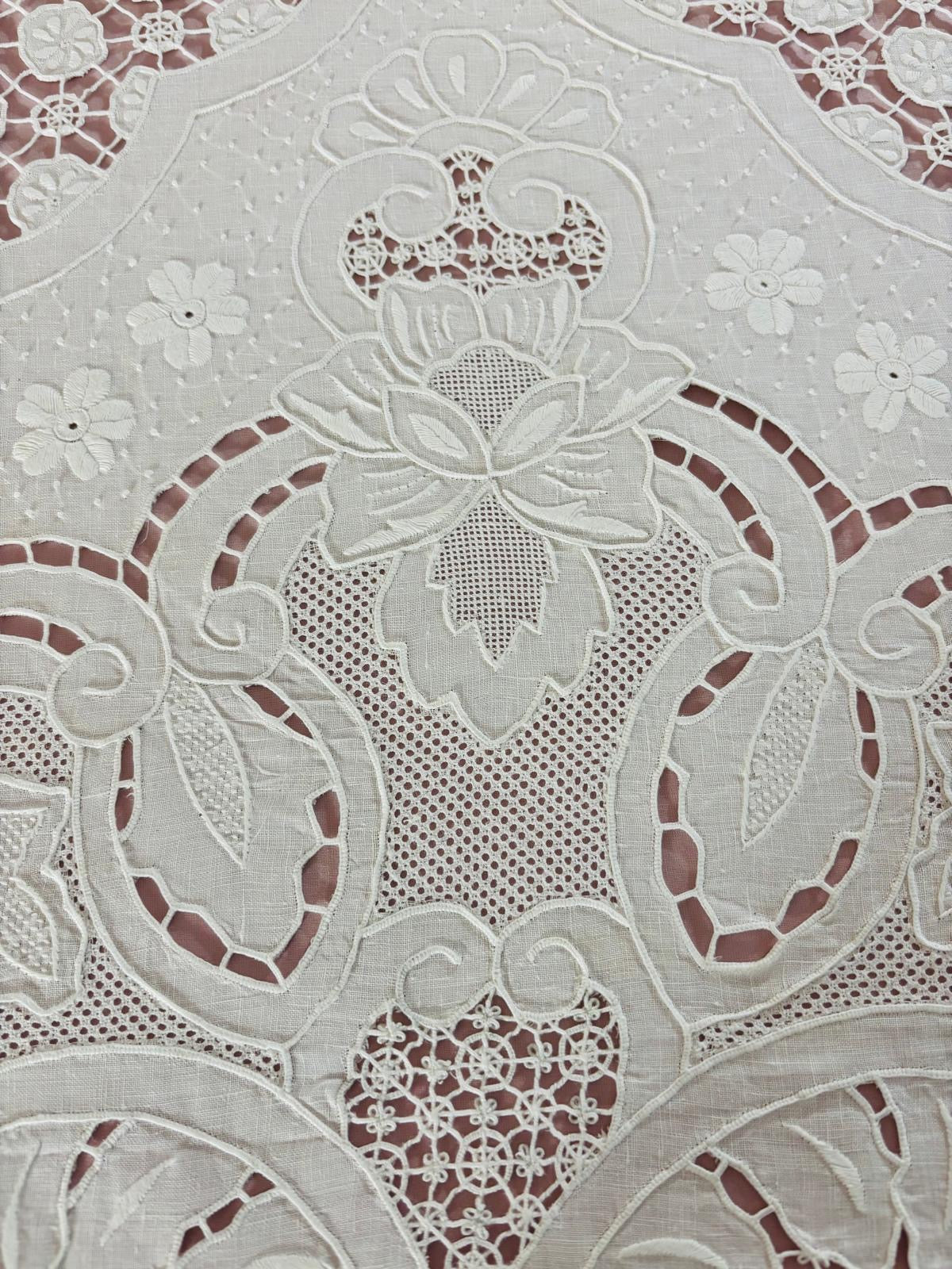 TOVAGLIA RETTANGOLARE PURO LINO BIANCO RICAMO A MANO PUNTO PIENO E INTAGLIO CM 167x265 (G.P)