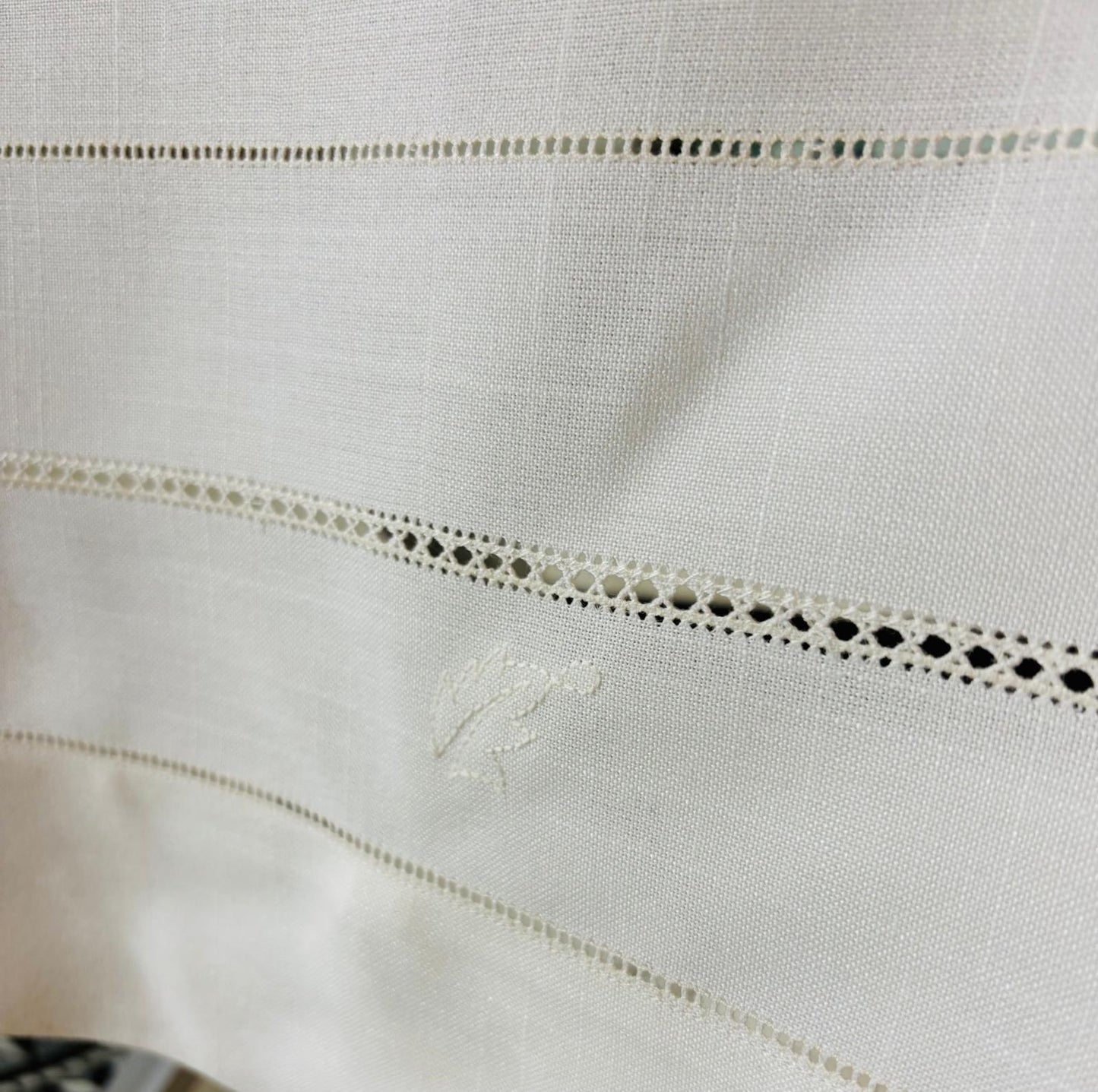 TOVAGLIA RETTANGOLARE MISTO LINO E POLIESTERE AVORIO RICAMO A MANO PUNTO PIENO CM 170x270 (D)