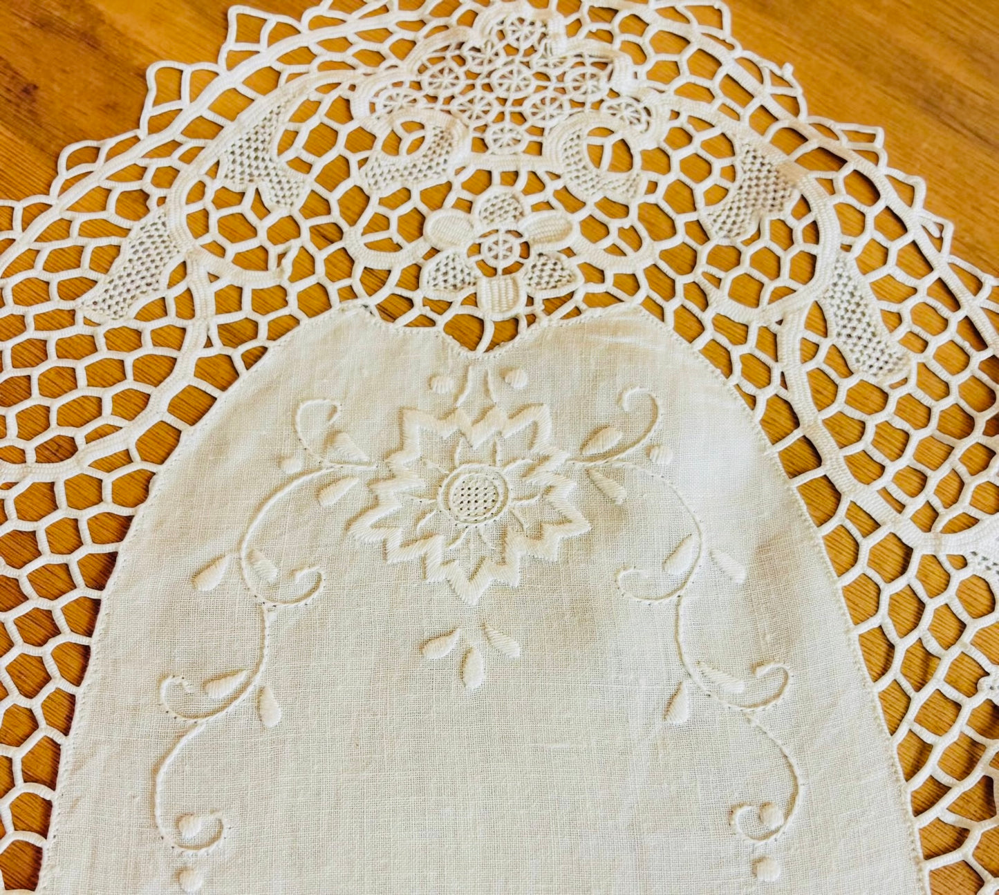 CHEMIN DE TABLE OVALE PUR LIN BRODERIE MAIN POINT PLEIN ET DENTELLE DE CANTÙ CM 35x128