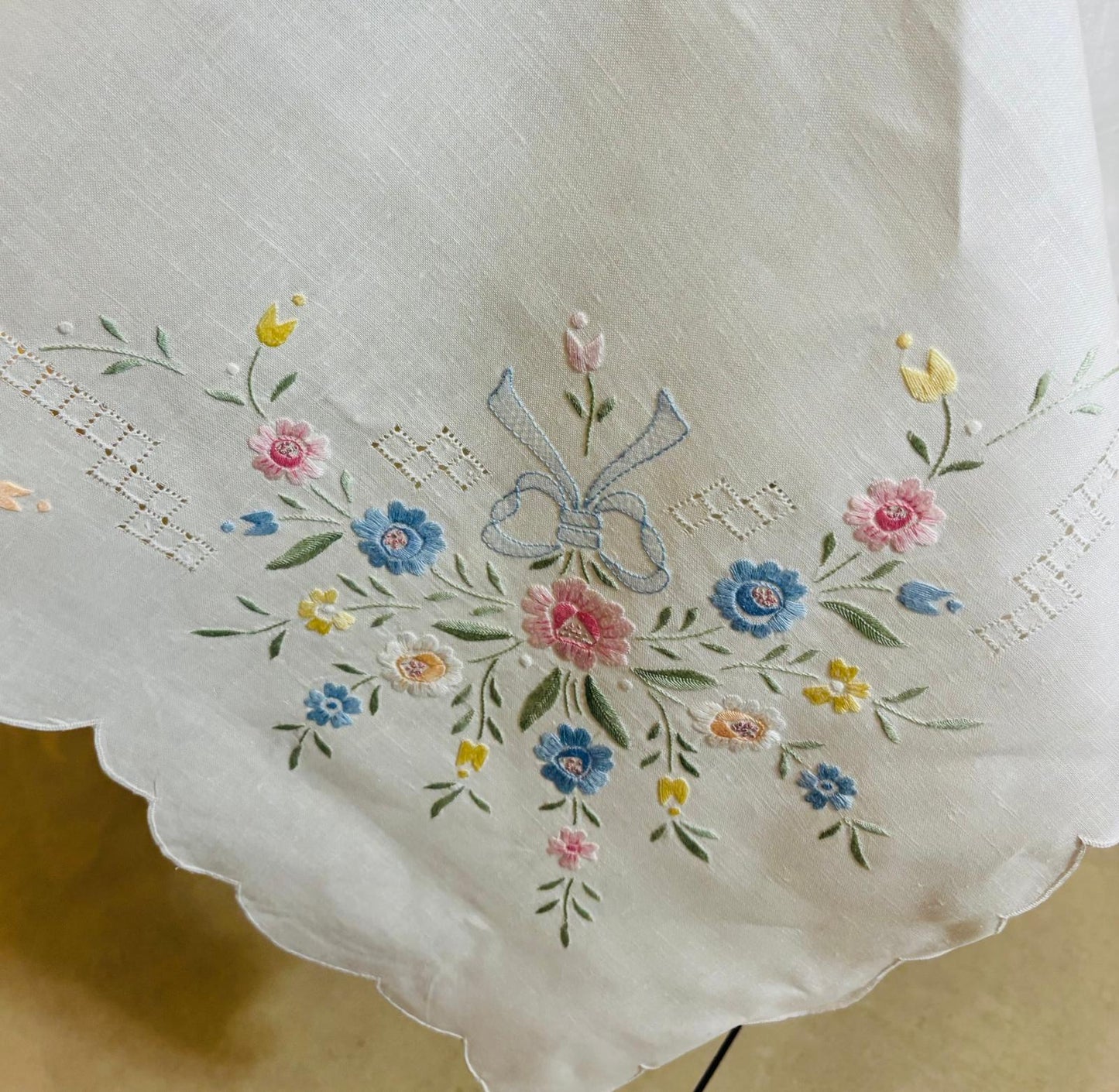 TOVAGLIA RETTANGOLARE PURO LINO BIANCO RICAMO A MANO PUNTO PIENO CM 160x280 (PV)