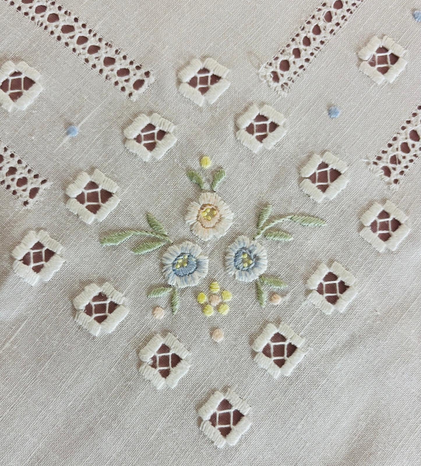 TOVAGLIA RETTANGOLARE MISTO LINO E COTONE BIANCO RICAMO A MANO PUNTO PIENO CM 135x270  (S135)