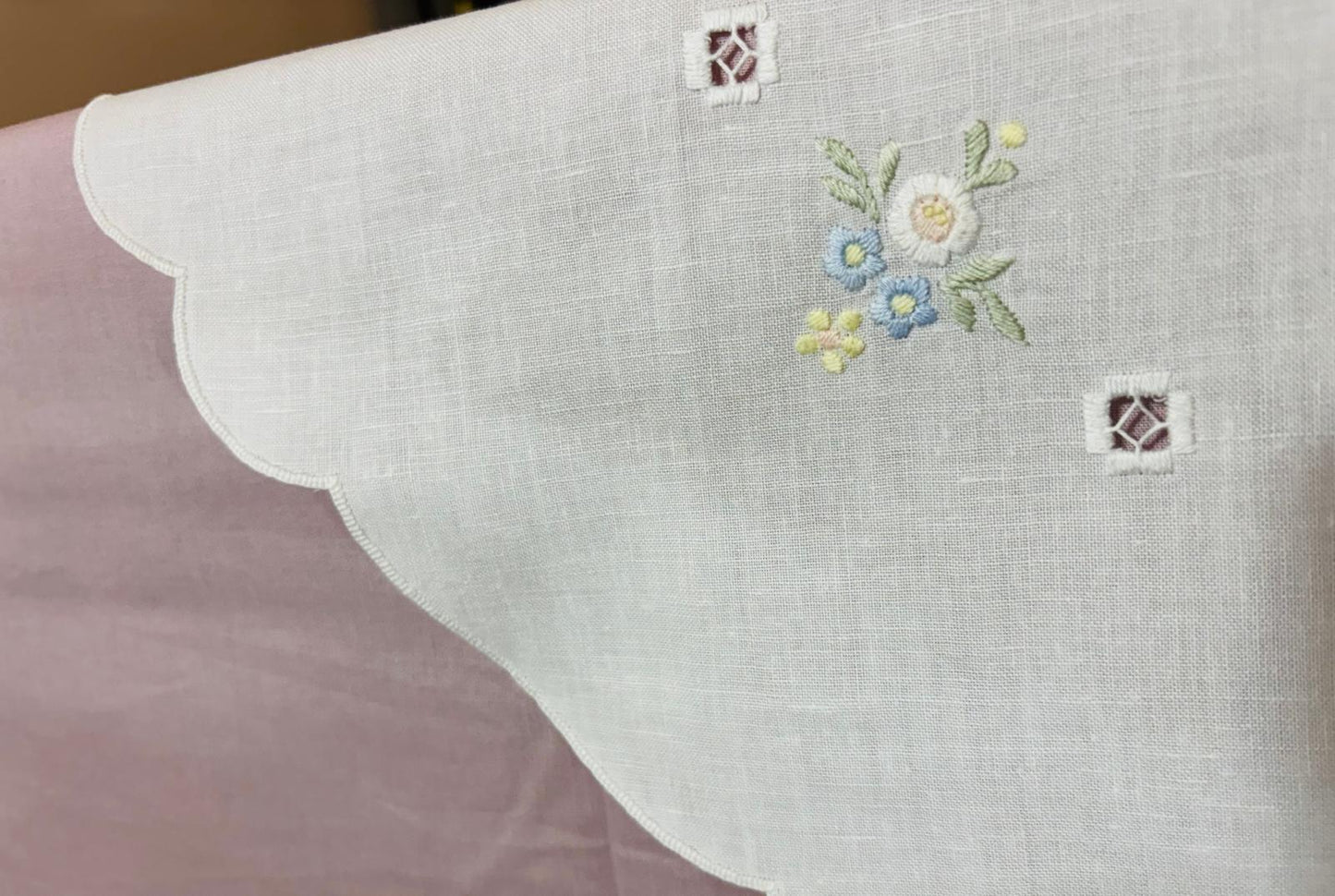 TOVAGLIA ROTONDA MISTO LINO E COTONE BIANCO RICAMO A MANO PUNTO PIENO DIAMETRO CM 175 (FP)