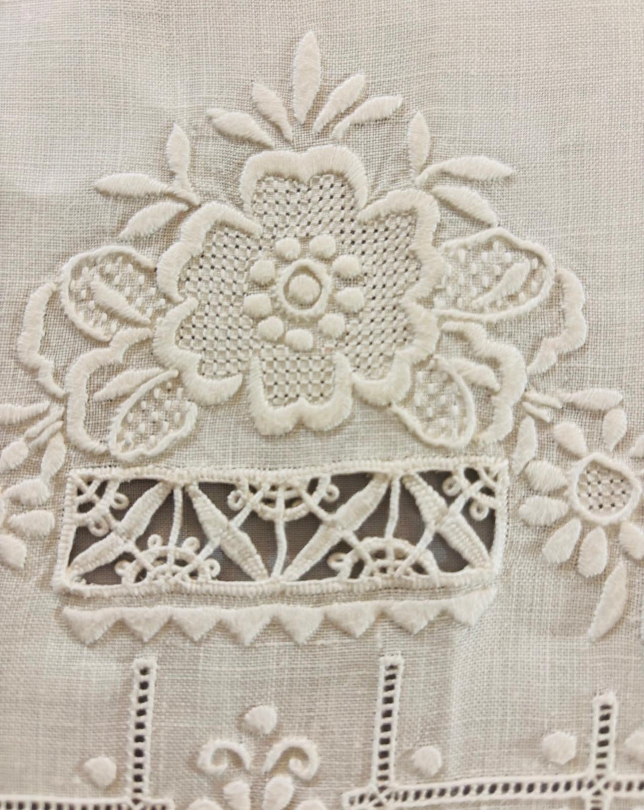 TOVAGLIA RETTANGOLARE PURO LINO BIANCO RICAMO A MANO PUNTO PIENO E INTAGLIO CM 165x257
( BR)
