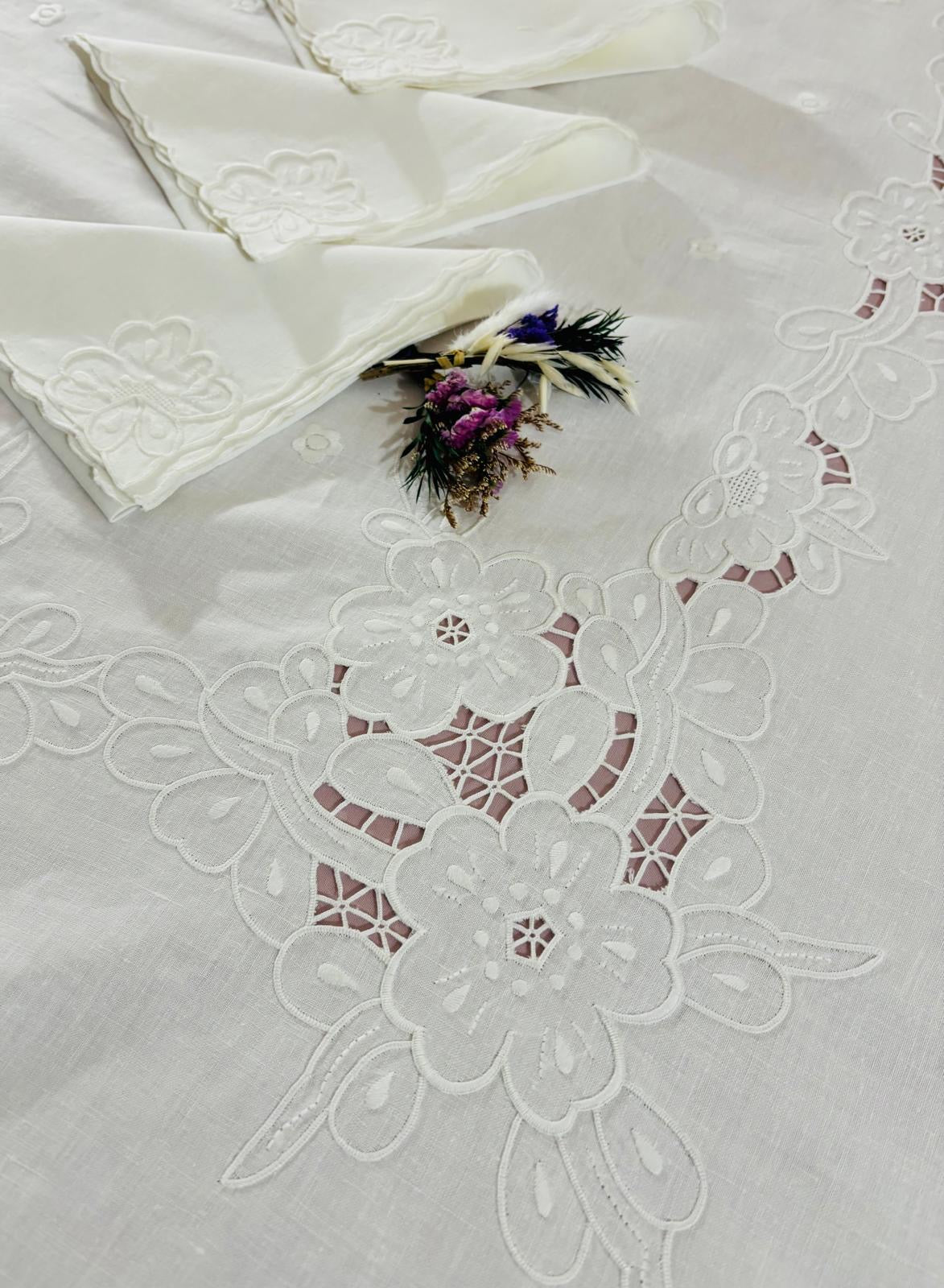 TOVAGLIA RETTANGOLARE PURO LINO BIANCO RICAMO A MANO PUNTO PIENO E INTAGLIO CM 170x260 (5P)