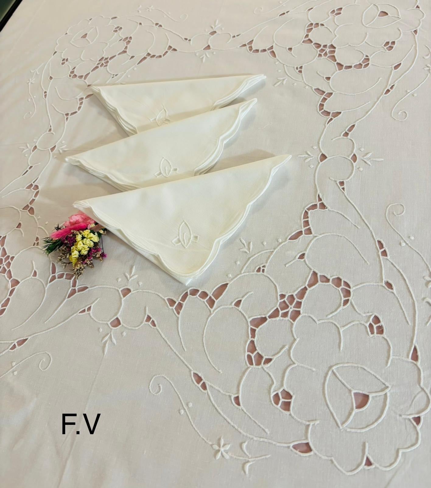 TOVAGLIA ROTONDA PURO COTONE BIANCO RICAMO A MANO INTAGLIO E PUNTO PIENO DIAMETRO CM 170 (F.V)