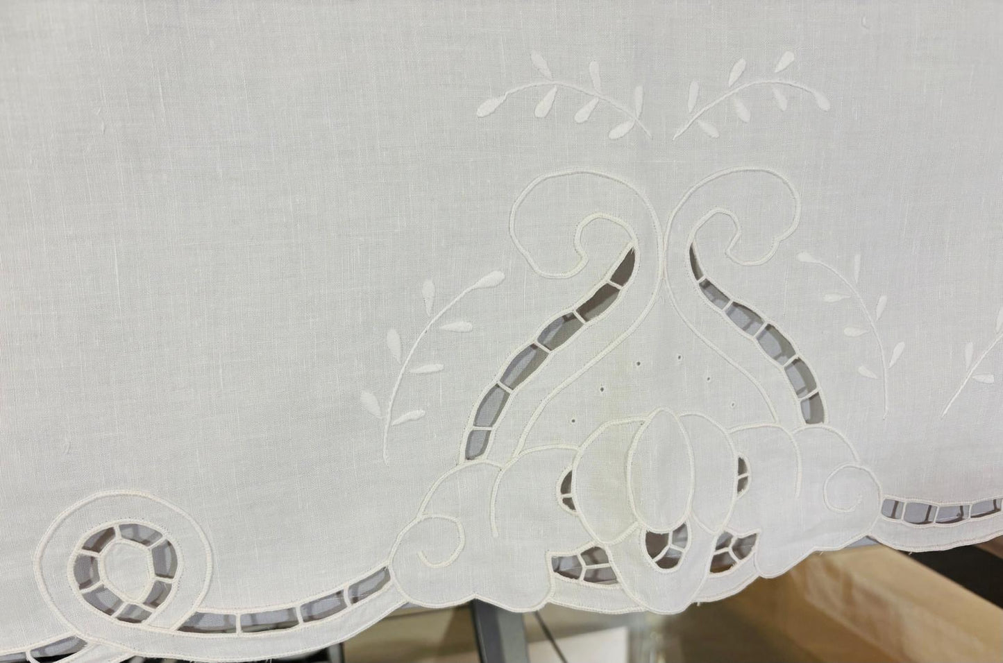 TOVAGLIA RETTANGOLARE MISTO LINO E COTONE BIANCO RICAMO A MANO INTAGLIO CM 165x268 (IL)