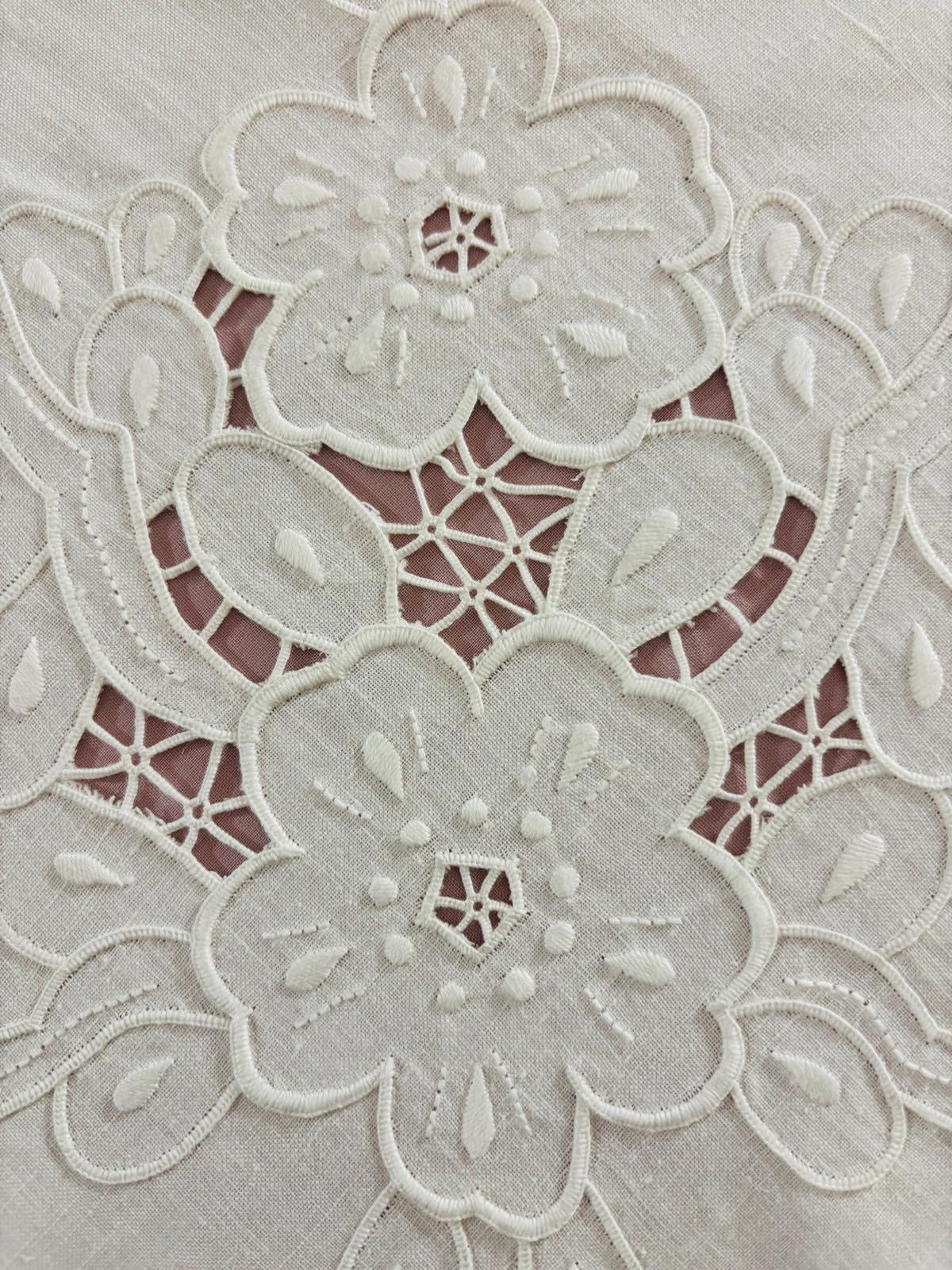 TOVAGLIA RETTANGOLARE PURO LINO BIANCO RICAMO A MANO PUNTO PIENO E INTAGLIO CM 170x260 (5P)