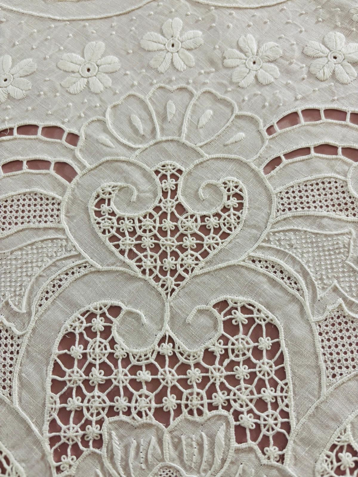 TOVAGLIA RETTANGOLARE PURO LINO BIANCO RICAMO A MANO PUNTO PIENO E INTAGLIO CM 167x265 (G.P)
