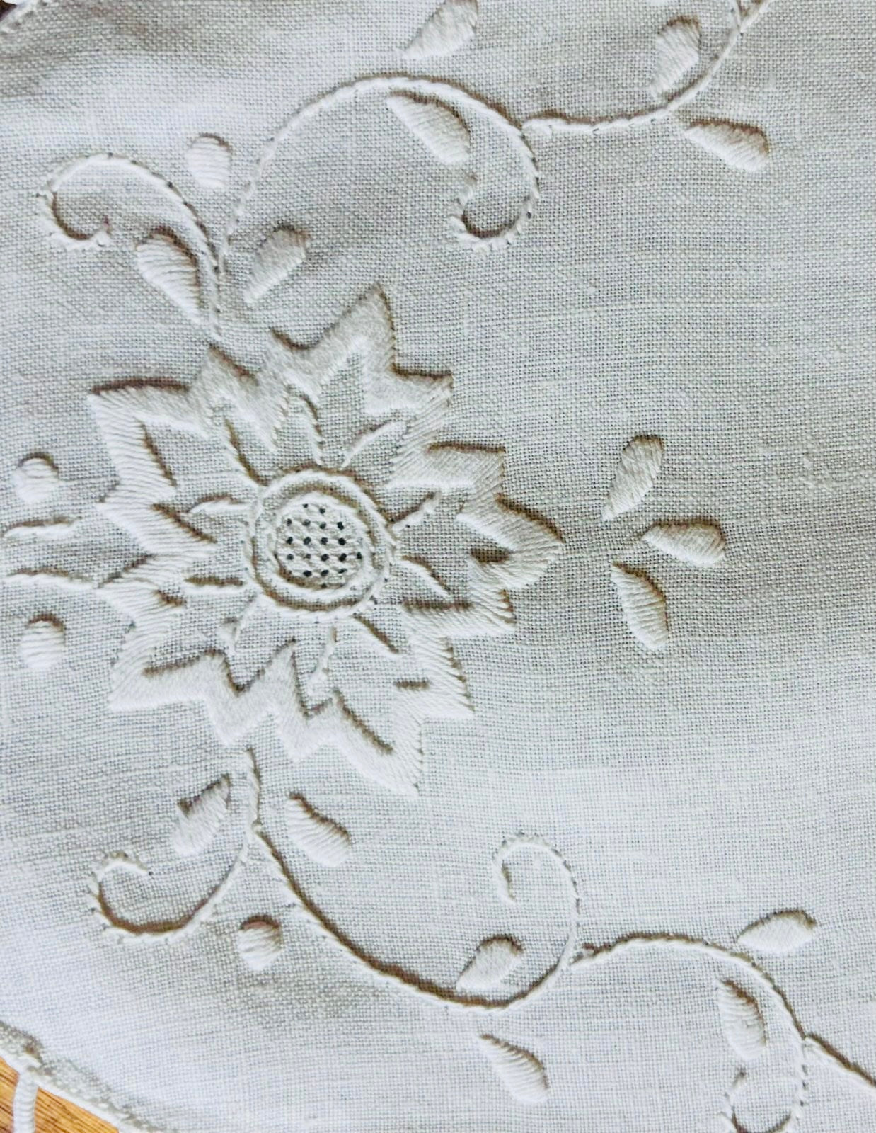 CHEMIN DE TABLE OVALE PUR LIN BRODERIE MAIN POINT PLEIN ET DENTELLE DE CANTÙ CM 35x128