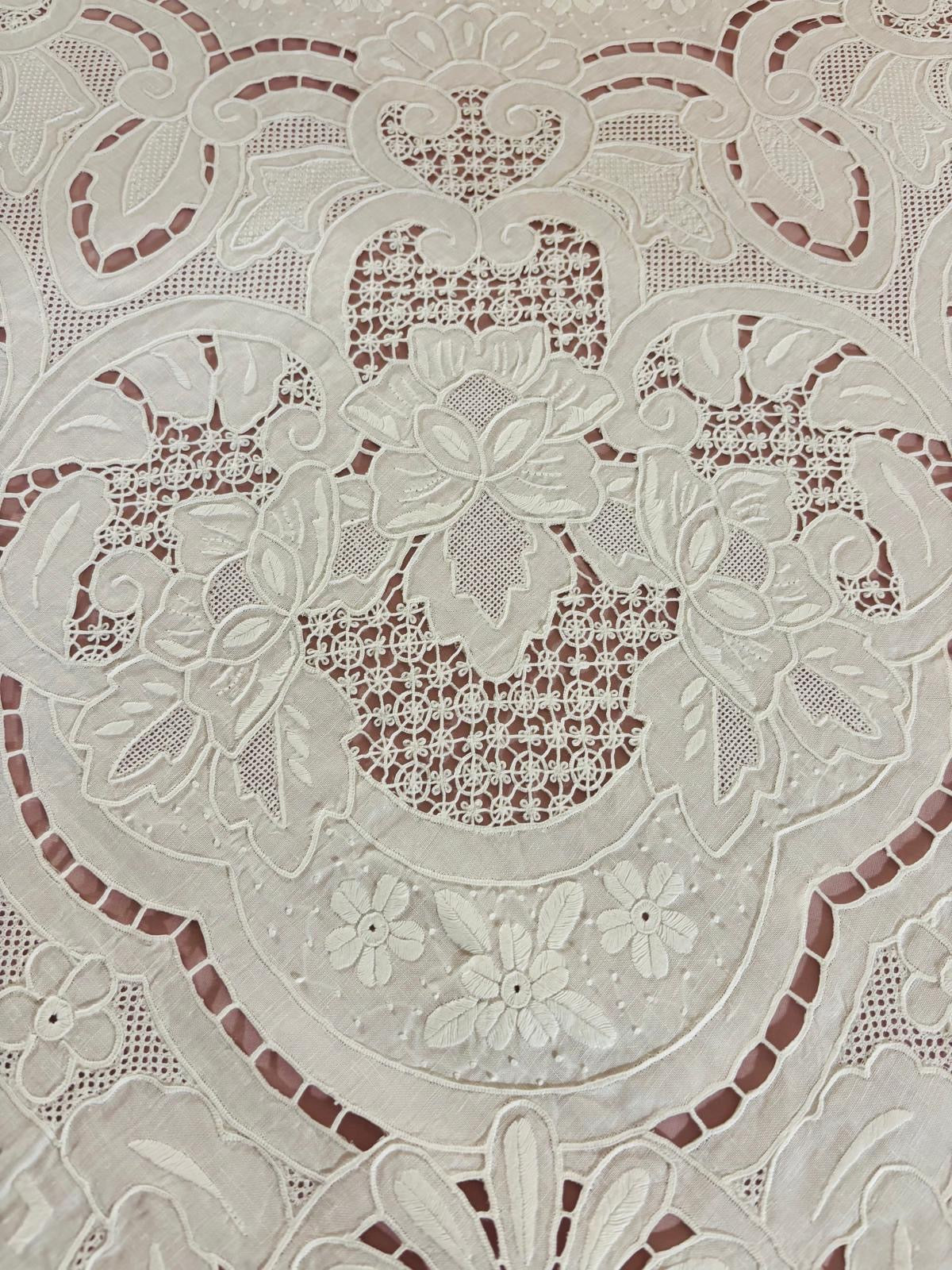 TOVAGLIA RETTANGOLARE PURO LINO BIANCO RICAMO A MANO PUNTO PIENO E INTAGLIO CM 167x265 (G.P)