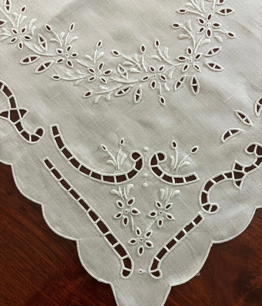 CENTRO TAVOLA PURO LINO BIANCO RICAMO INTAGLIO CM 40x110 
( a.macD2 )