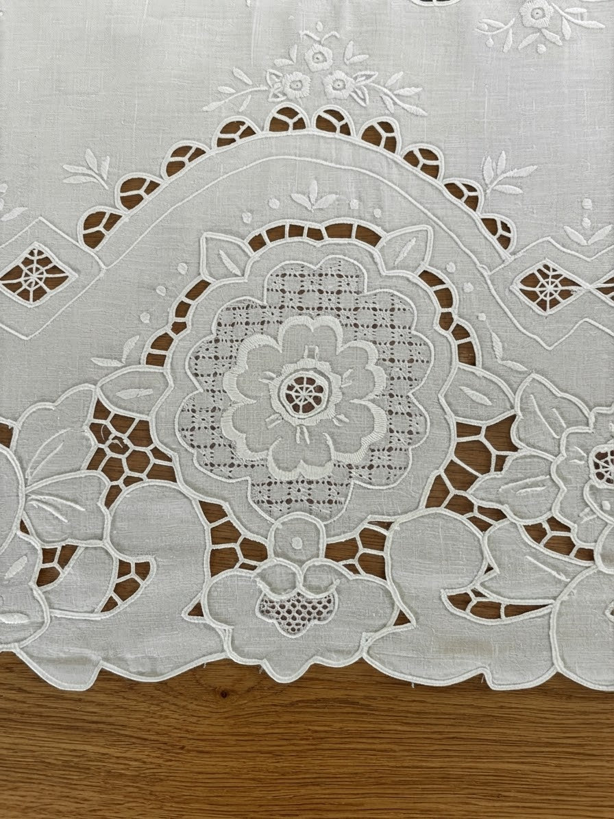 TOVAGLIA RETTANGOLARE PURO LINO BIANCO RICAMO INTAGLIO E PUNTO PIENO CM 160x220 ( @. perla romantica)