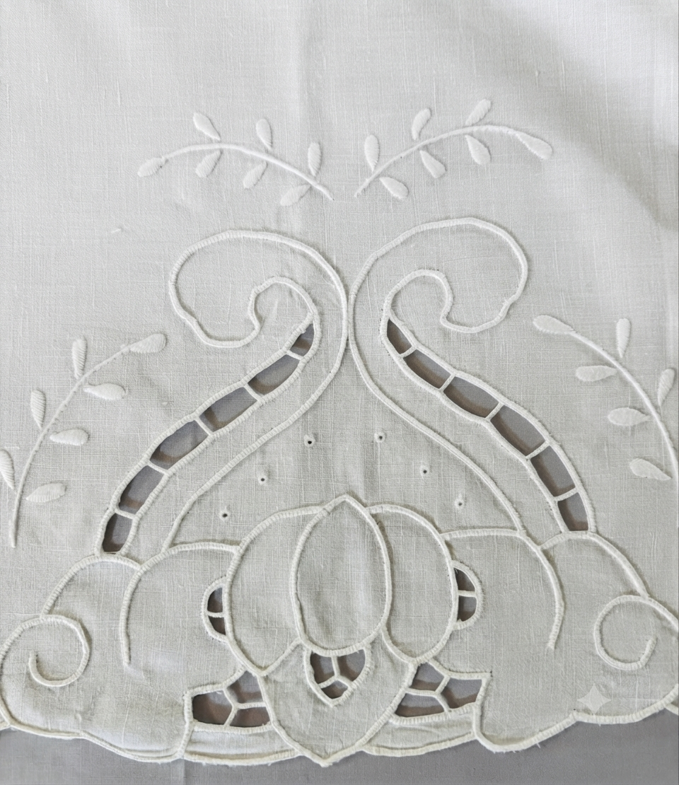 TOVAGLIA RETTANGOLARE MISTO LINO E COTONE BIANCO RICAMO A MANO INTAGLIO CM 165x268 (IL)
