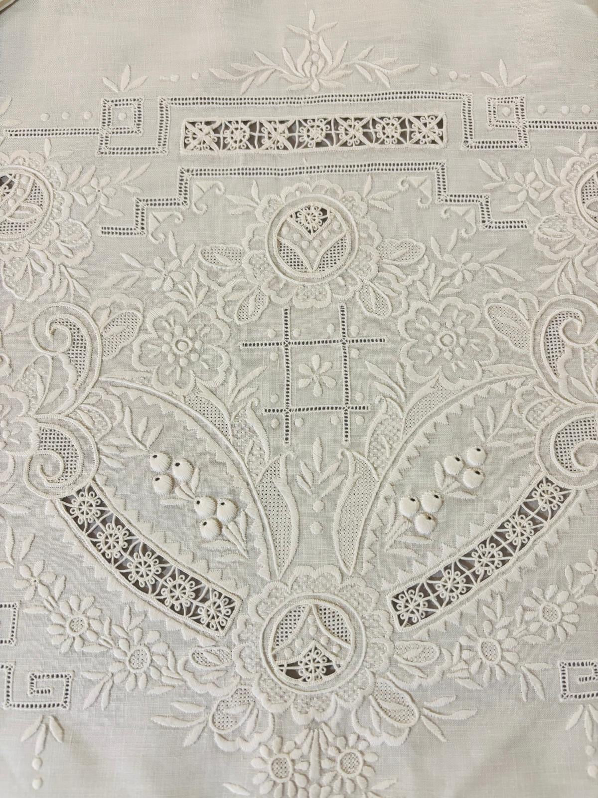 TOVAGLIA RETTANGOLARE PURO LINO BIANCO RICAMO A MANO PUNTO PIENO E INTAGLIO CM 165x257
( BR)