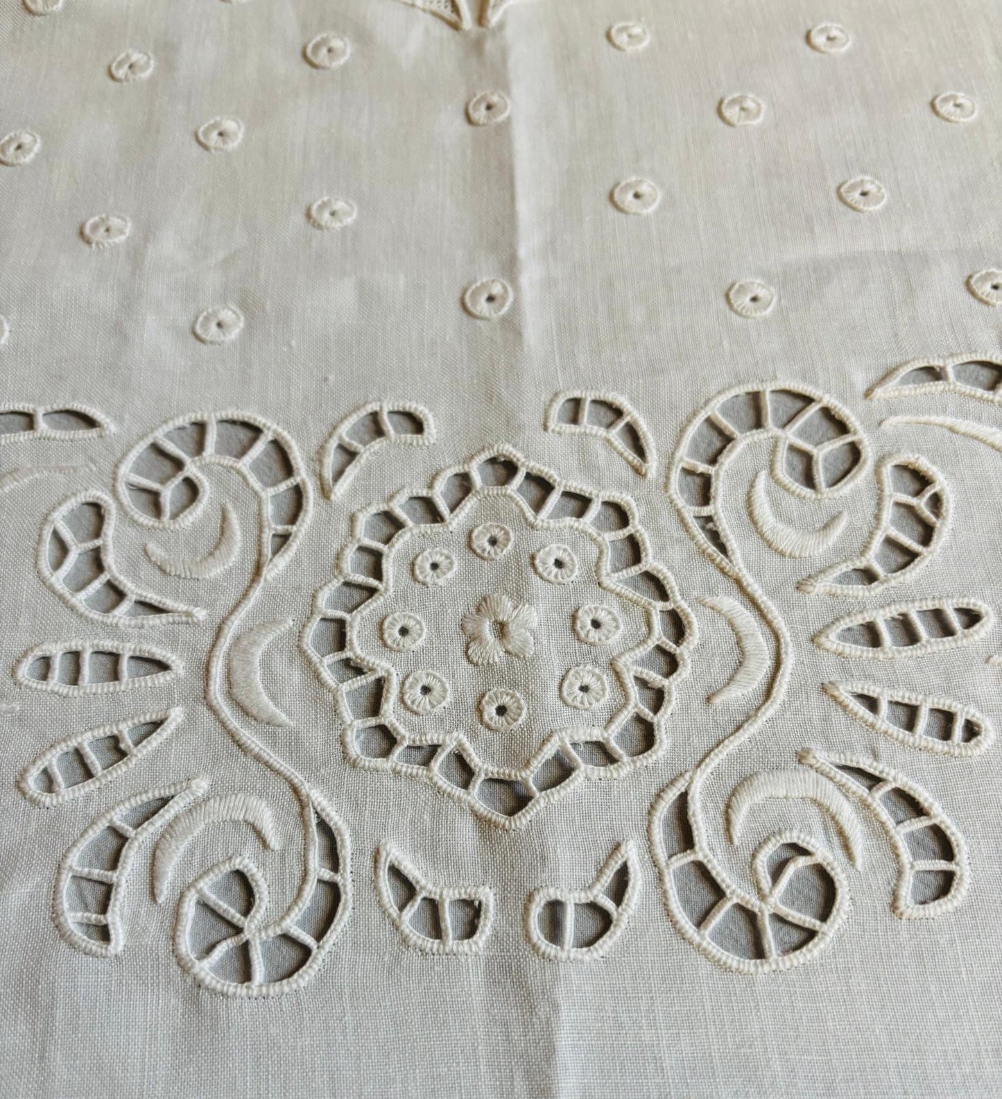 COPRILETTO PURO LINO BIANCO RICAMO A MANO INTANTO CM 235x270