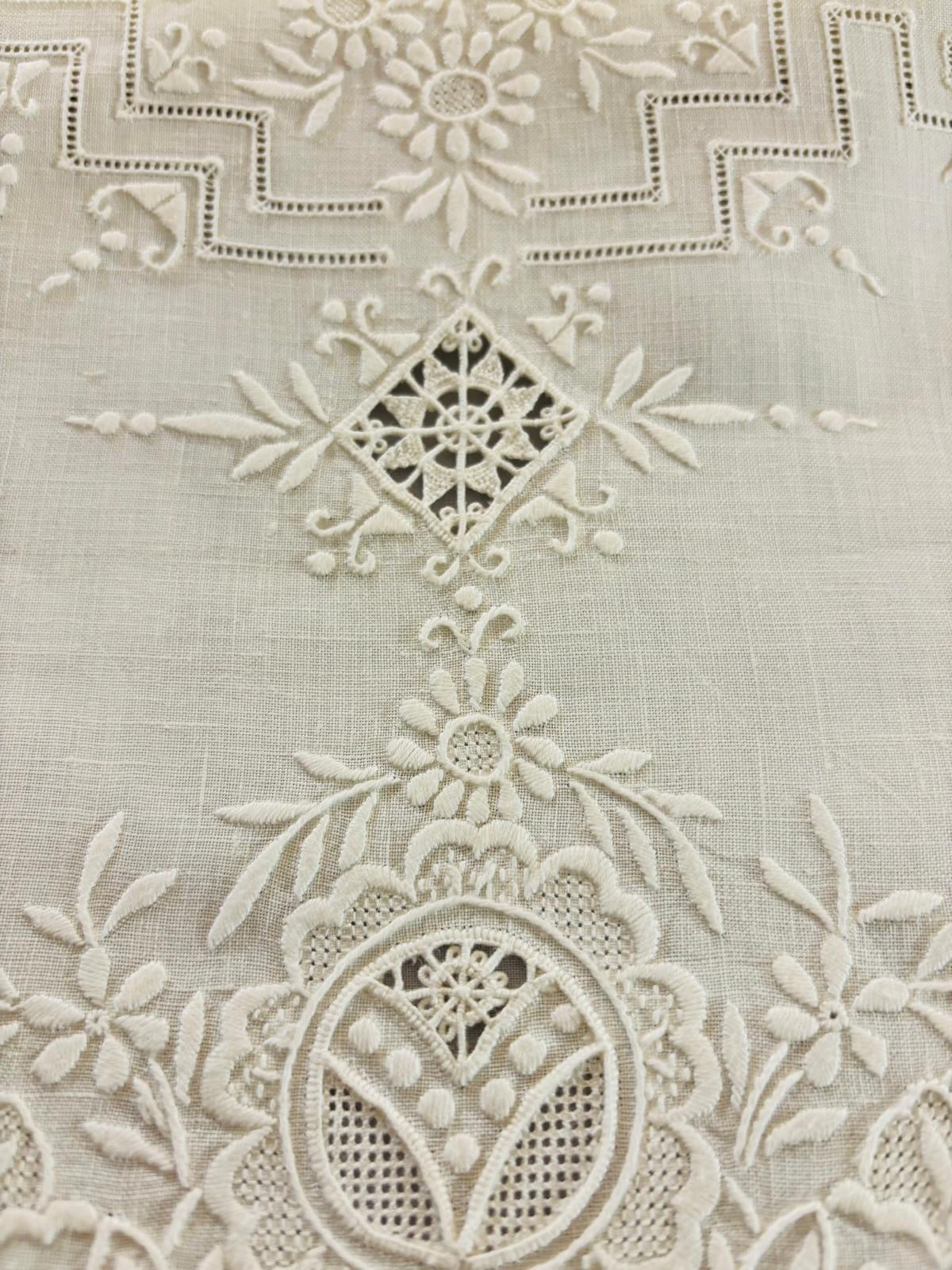 TOVAGLIA RETTANGOLARE PURO LINO BIANCO RICAMO A MANO PUNTO PIENO E INTAGLIO CM 165x257
( BR)