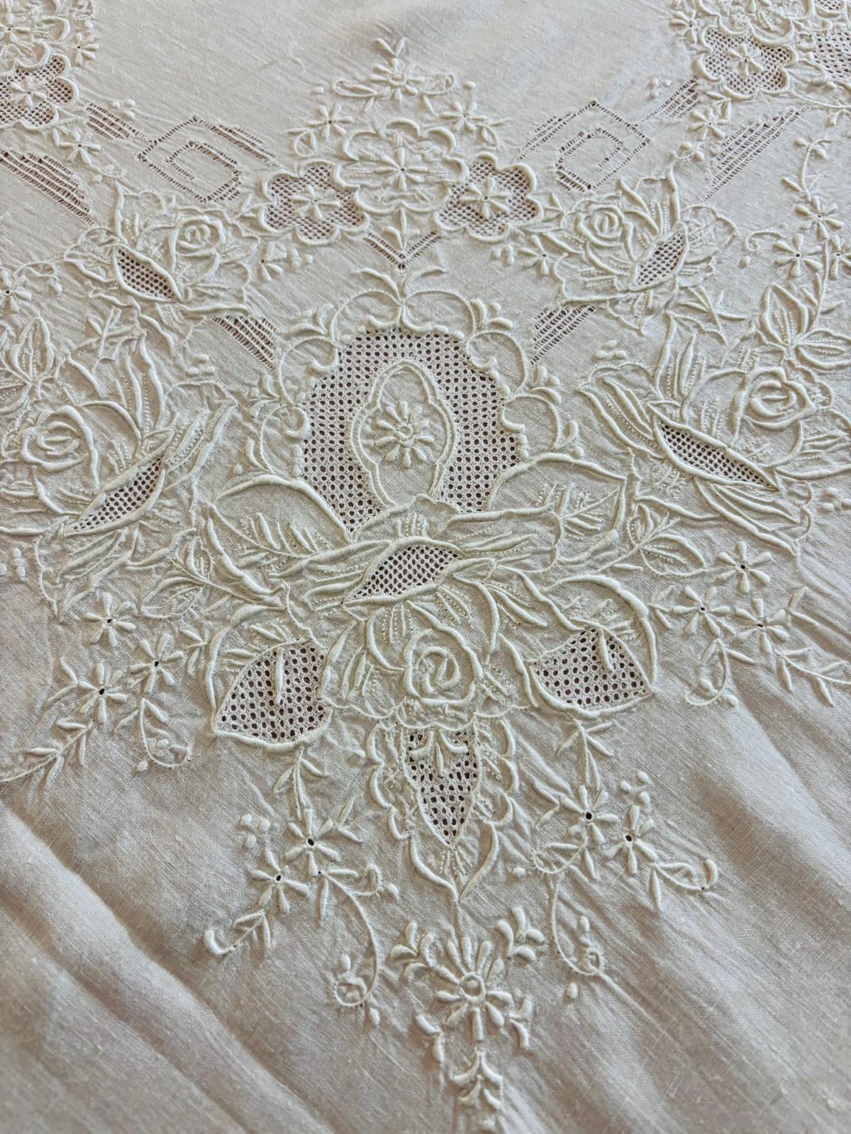 TOVAGLIA RETTANGOLARE PURO LINO BIANCO RICAMO A MANO PUNTO PIENO E SFILATO CM 165x260 (7P)