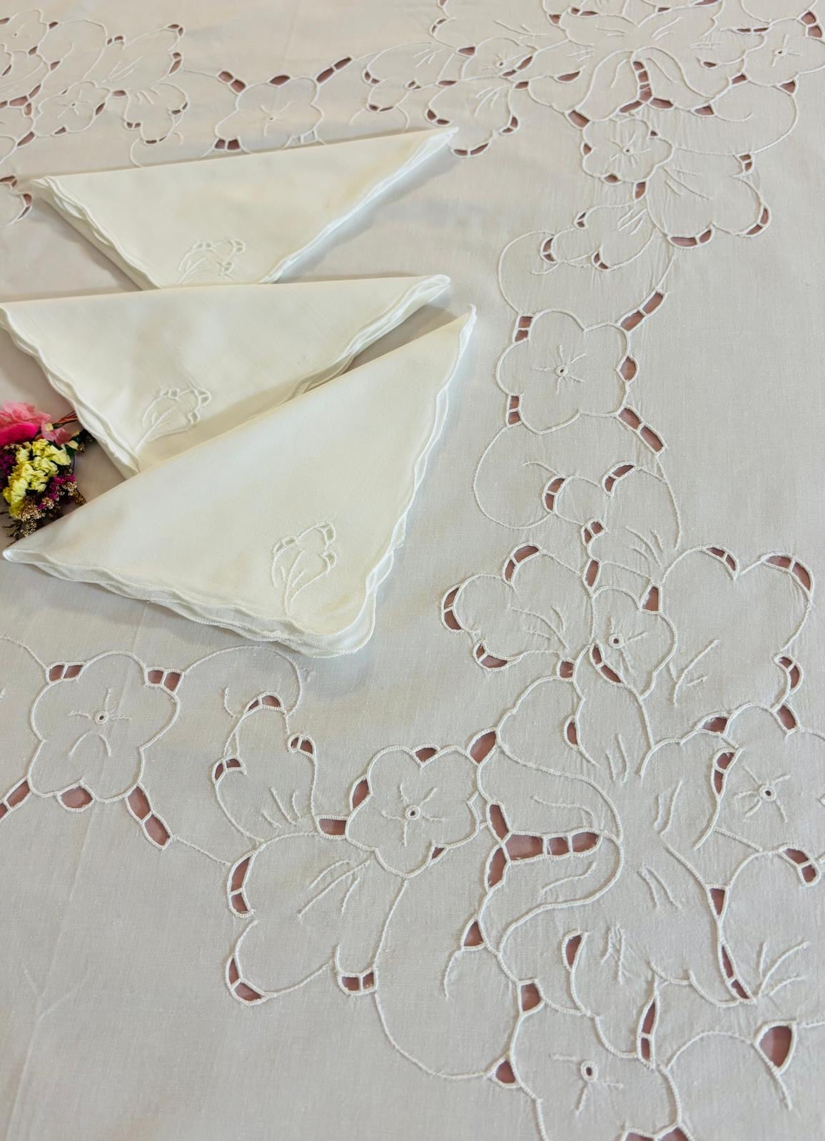 TOVAGLIA ROTONDA PURO COTONE BIANCO RICAMO A MANO INTAGLIO E PUNTO PIENO DIAMETRO CM 170 (F.P)