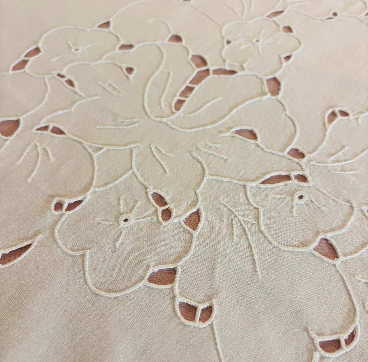 TOVAGLIA ROTONDA PURO COTONE BIANCO RICAMO A MANO INTAGLIO E PUNTO PIENO DIAMETRO CM 170 (F.P)