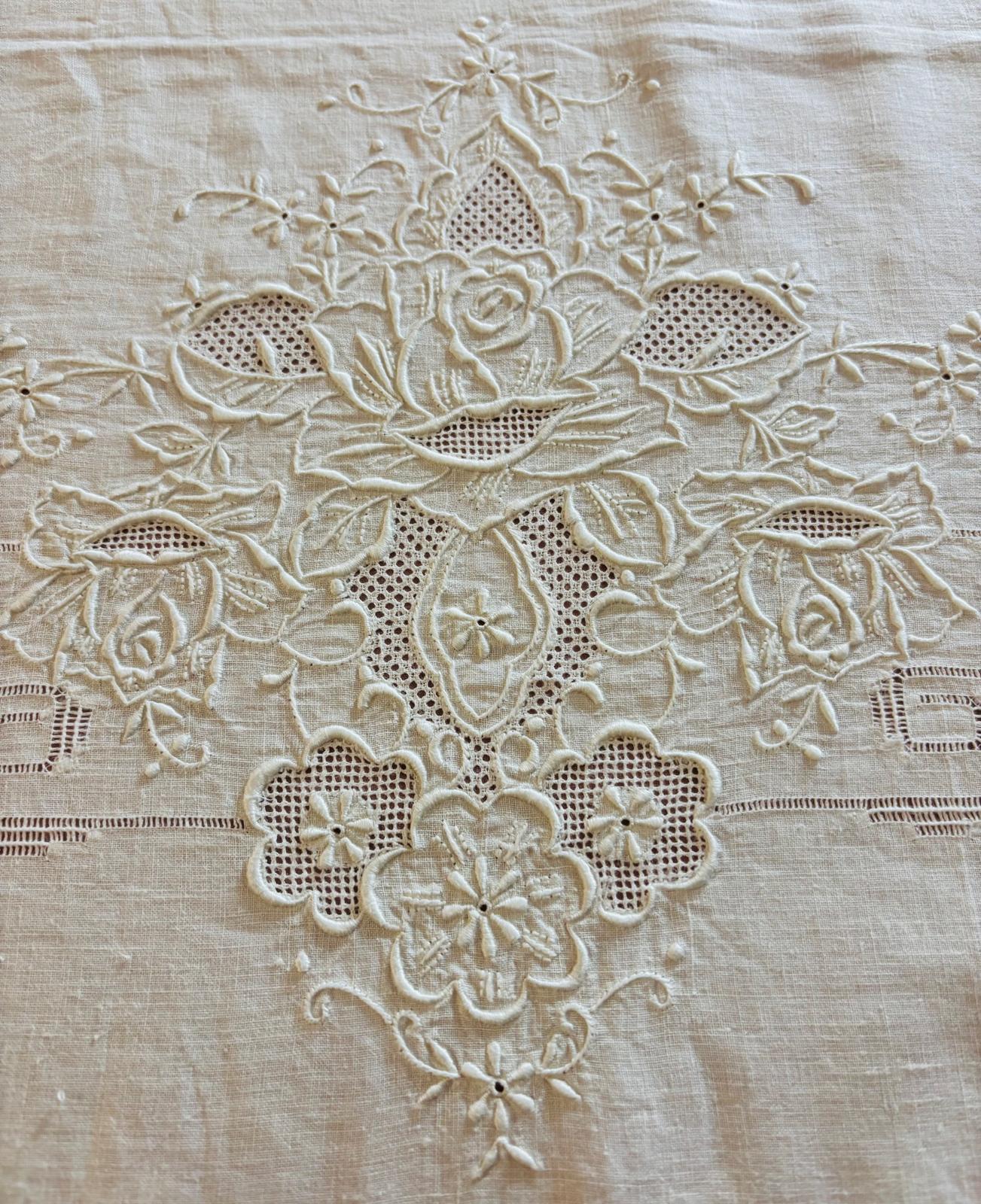 TOVAGLIA RETTANGOLARE PURO LINO BIANCO RICAMO A MANO PUNTO PIENO E SFILATO CM 165x260 (7P)