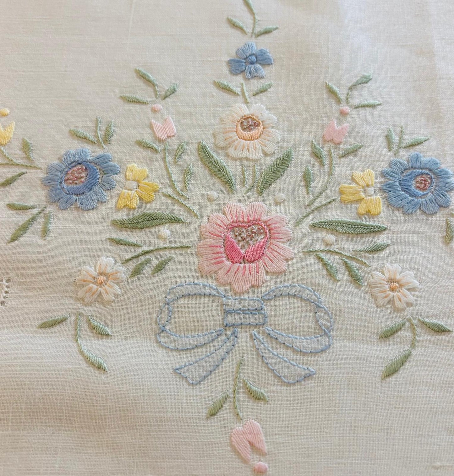 TOVAGLIA RETTANGOLARE PURO LINO BIANCO RICAMO A MANO PUNTO PIENO CM 160x280 (PV)