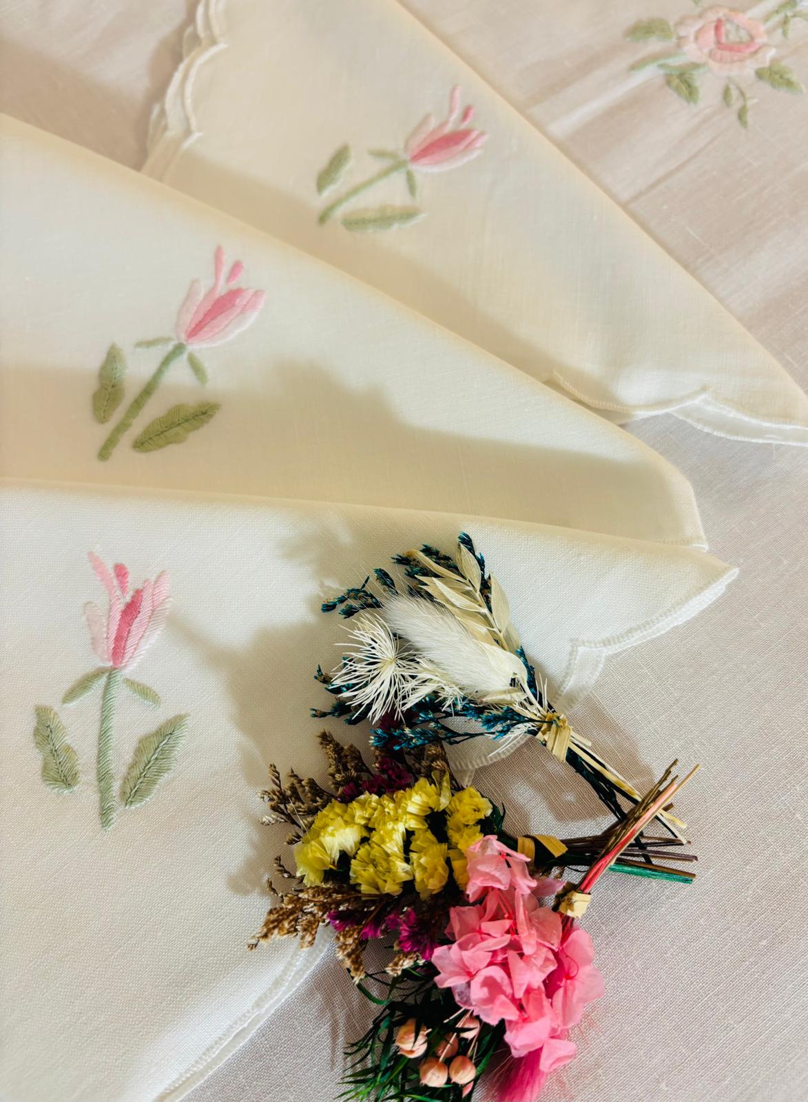 TOVAGLIA ROTONDA MISTO LINO E COTONE BIANCO RICAMO A MANO PUNTO PIENO DIAMETRO CM 175 (FG)