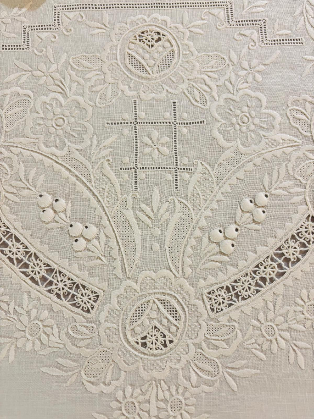 TOVAGLIA RETTANGOLARE PURO LINO BIANCO RICAMO A MANO PUNTO PIENO E INTAGLIO CM 165x257
( BR)