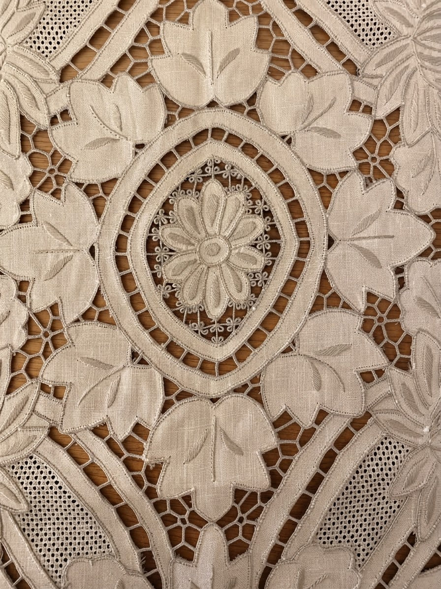 CENTRO ARREDO PURO LINO ECRU’ RICAMO INTAGLIO CM 36x70 ( @.regale)