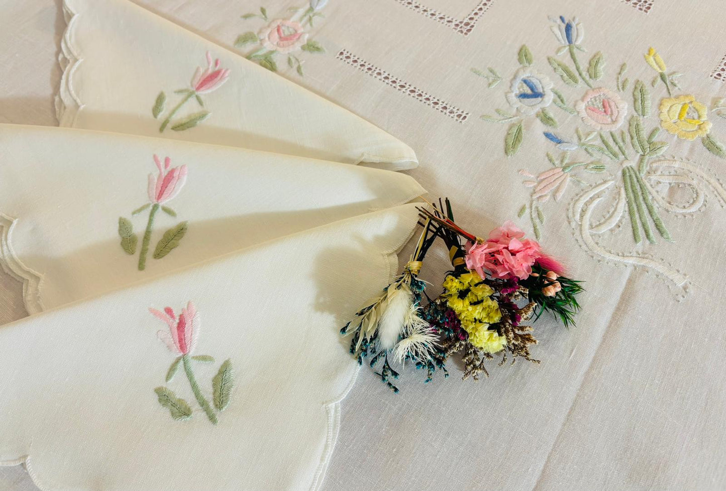 TOVAGLIA ROTONDA MISTO LINO E COTONE BIANCO RICAMO A MANO PUNTO PIENO DIAMETRO CM 175 (FG)
