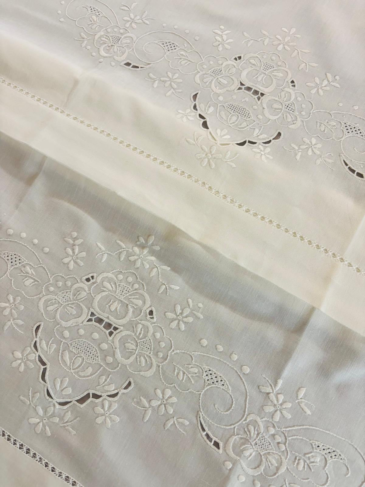 SET 2 ASCIUGAMANI RICAMO A MANO PUNTO PIENO E SFILATO MISTO LINO BIANCO