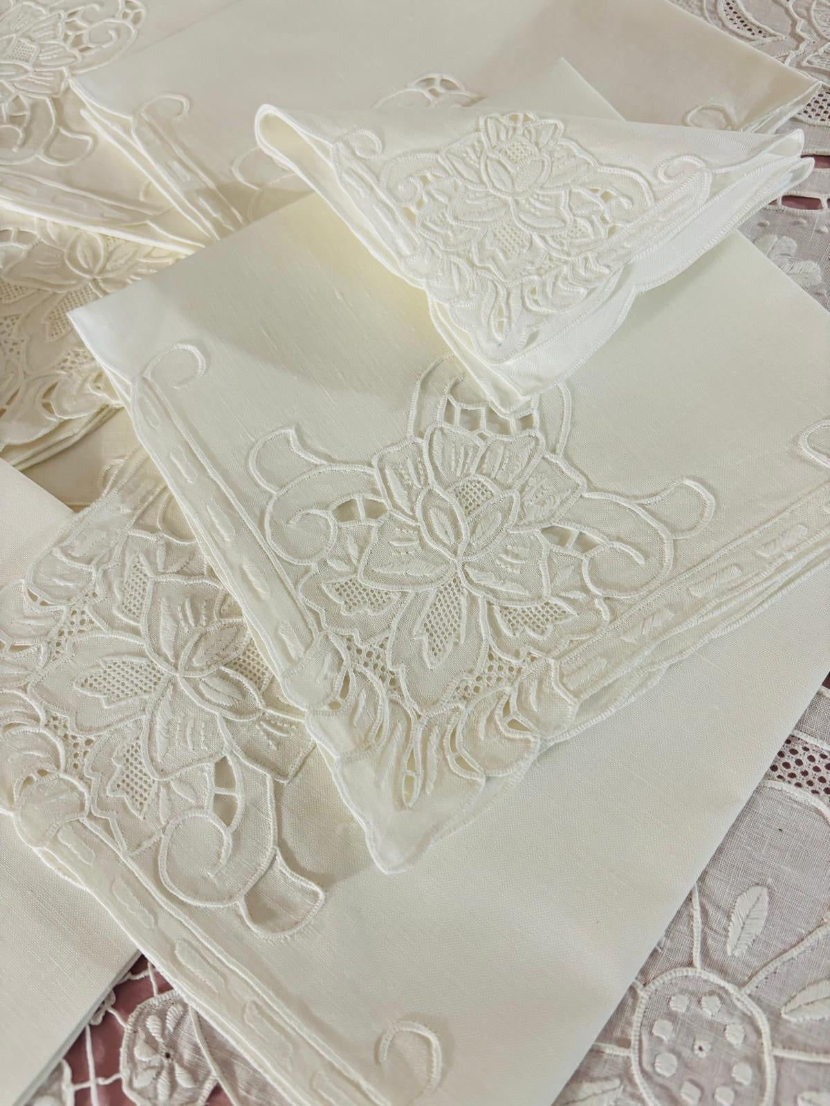 TOVAGLIA RETTANGOLARE PURO LINO BIANCO RICAMO A MANO PUNTO PIENO E INTAGLIO CM 167x265 (G.P)