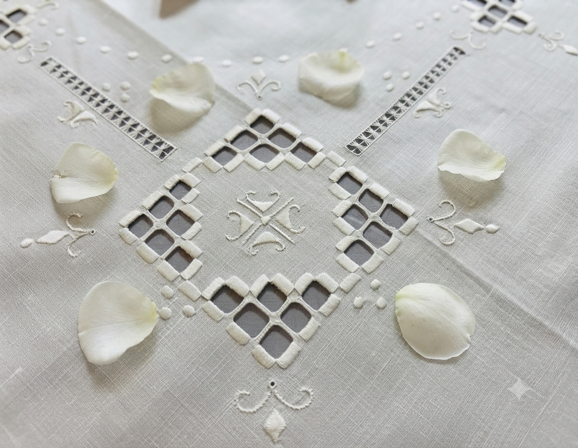 TOVAGLIETTA DA THE’ CM 83x83 VINTAGE MISTO LINO E COTONE BIANCO RICAMO A MANO  (G)