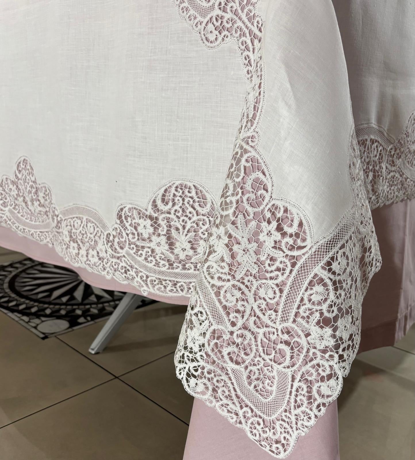 TOVAGLIA QUADRATA PURO LINO BIANCO RICAMO A MANO E PIZZO BURANO CM 170x170  (BQ)