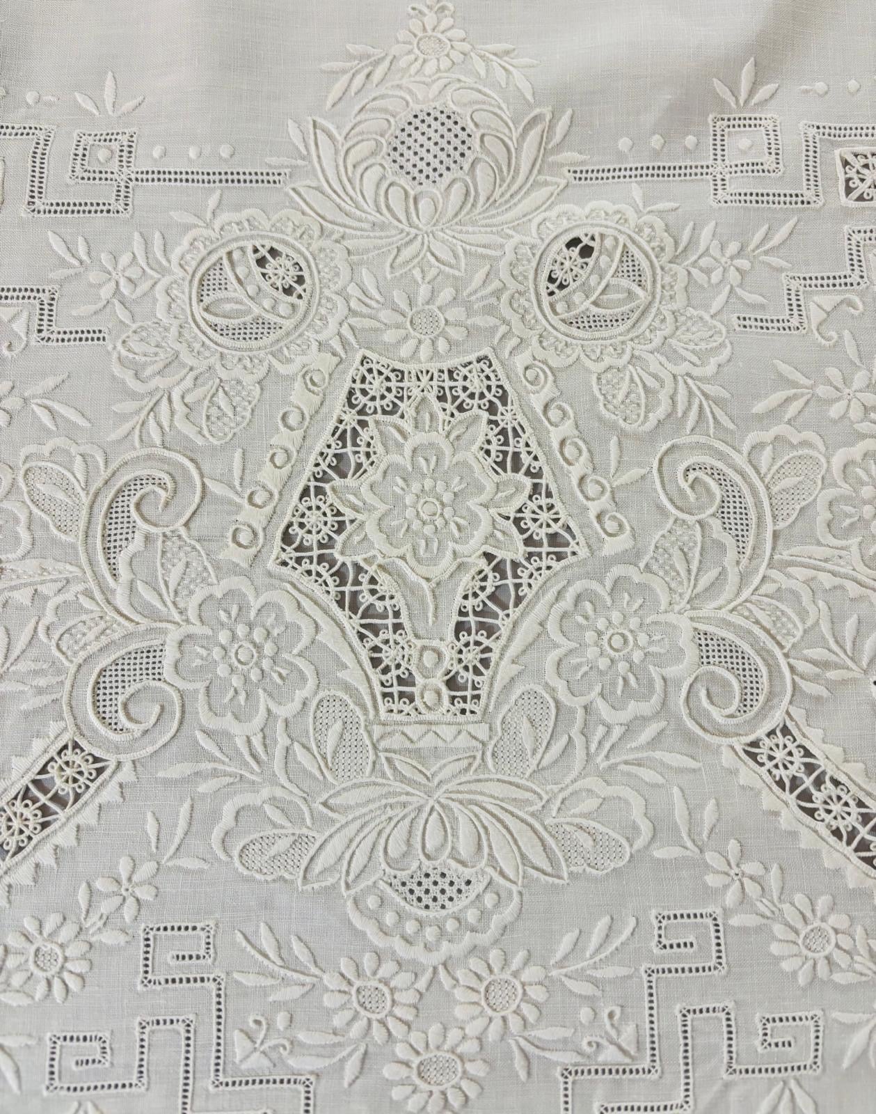 TOVAGLIA RETTANGOLARE PURO LINO BIANCO RICAMO A MANO PUNTO PIENO E INTAGLIO CM 165x257
( BR)