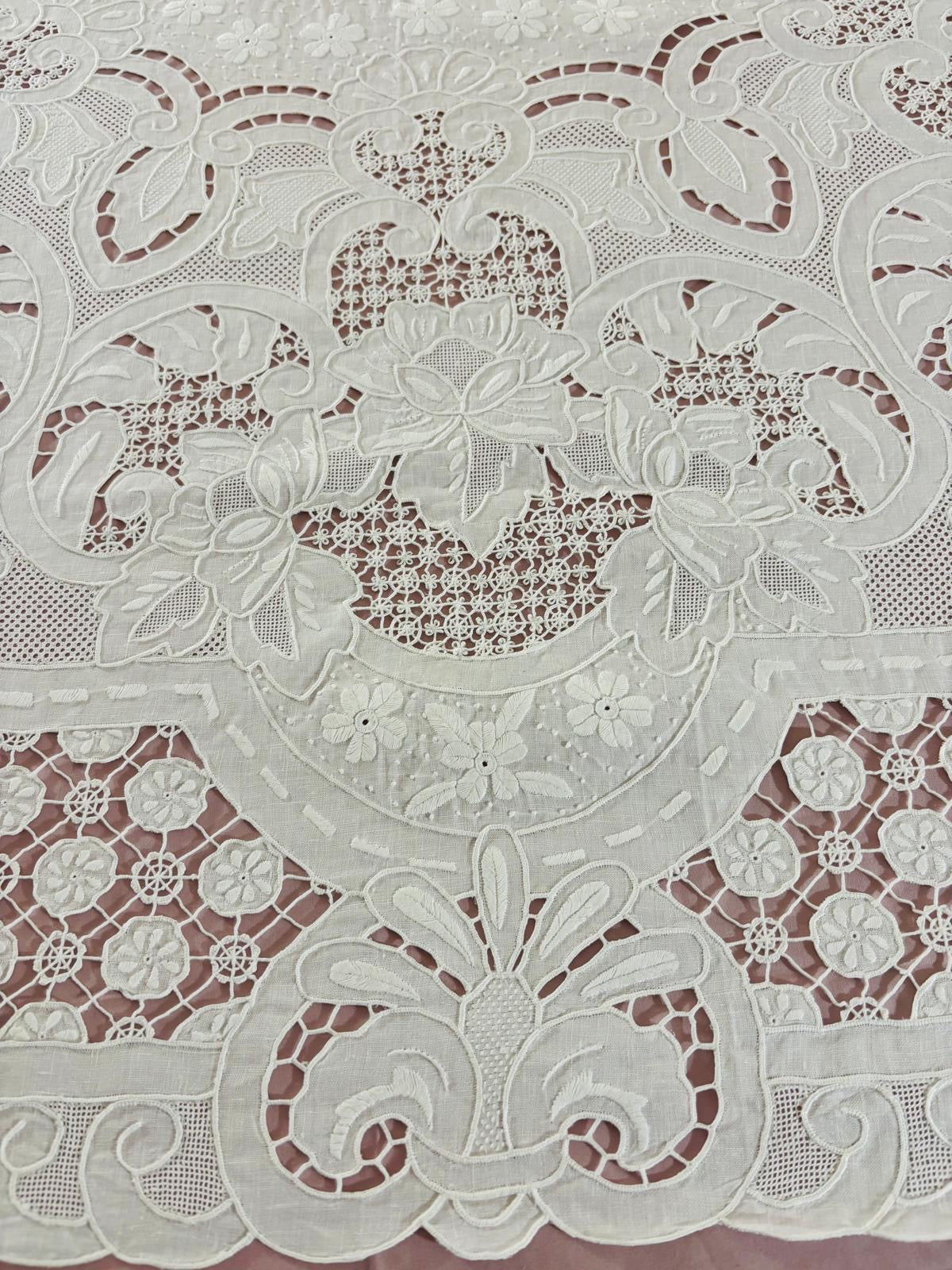 TOVAGLIA RETTANGOLARE PURO LINO BIANCO RICAMO A MANO PUNTO PIENO E INTAGLIO CM 167x265 (G.P)